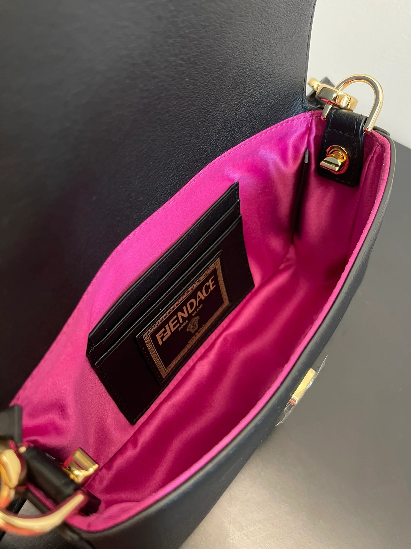 Сумка-багет Fendi Andace, маленькая, черная.