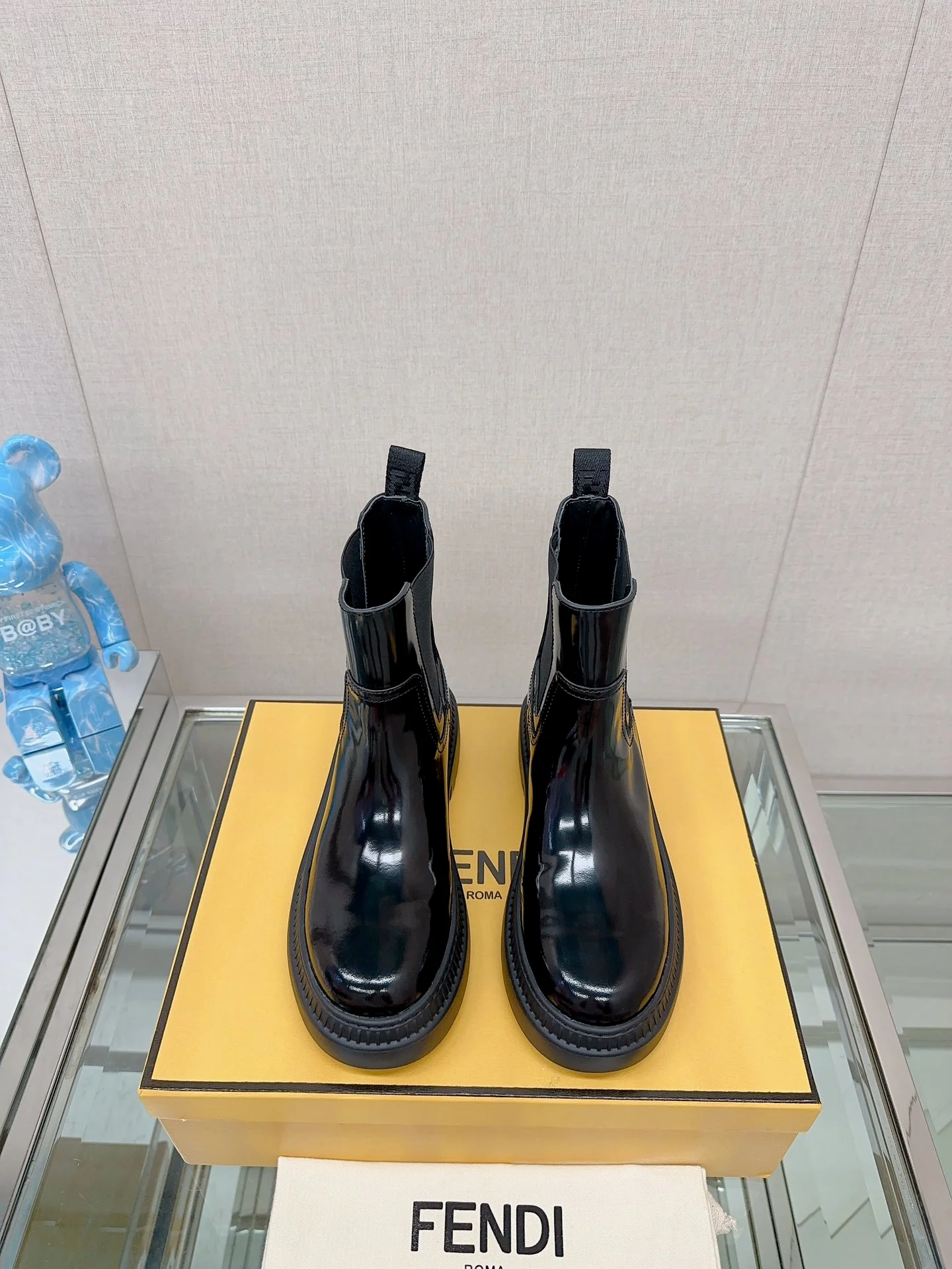 Новинка сезона осень/зима 2023 от Fendi — ботильоны-челси на платформе с эластичным поясом — глянцево-черные.