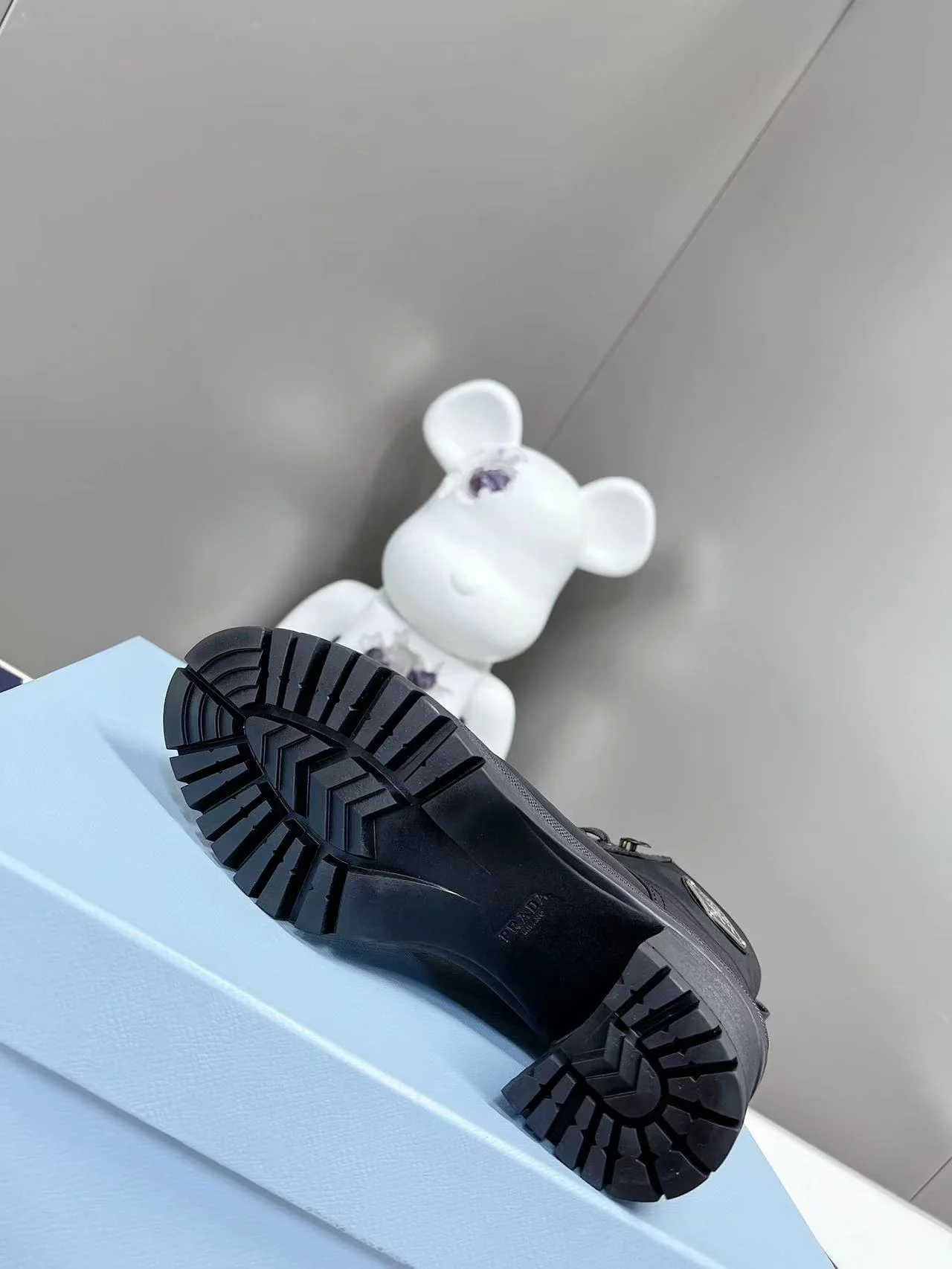 Новинка весны 2022 года от Prada: ботильоны на шнуровке на массивном каблуке — черные.