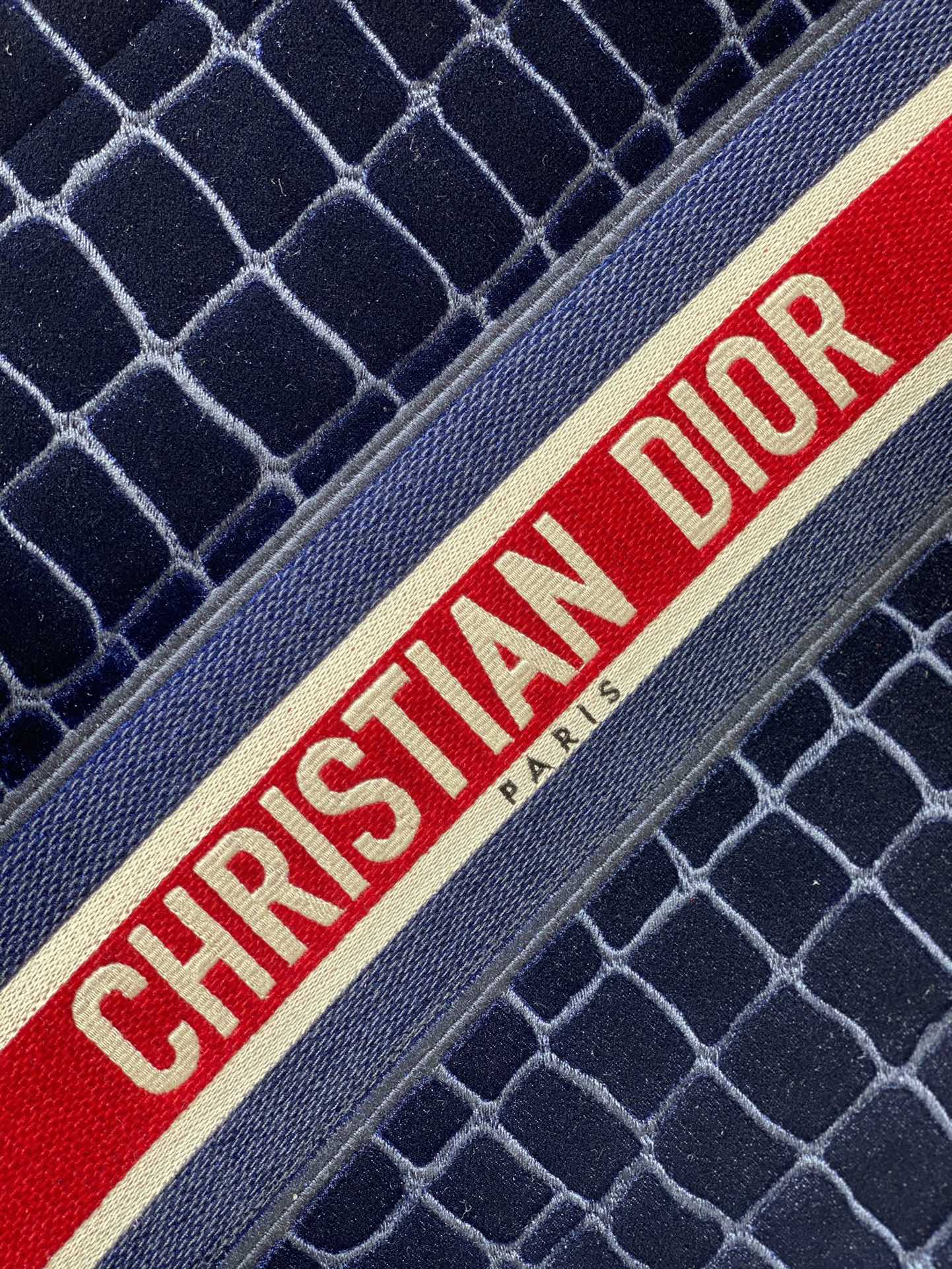 Сумка Dior Book Tote, большой размер 41-5 см, с рисунком под крокодиловую кожу.