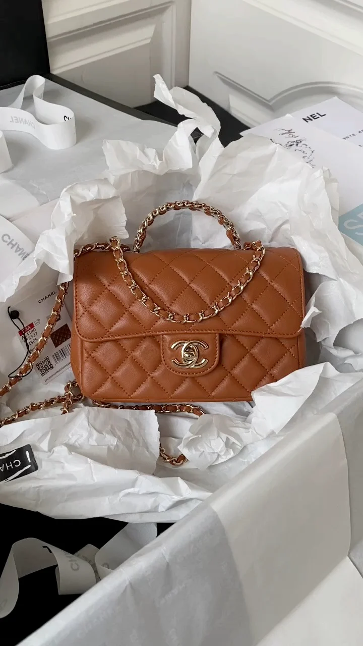 Коллекция Chanel Pre-Fall 2023 - Сумка CF с ручкой, украшенной стразами - Оранжево-коричневая - 18 см