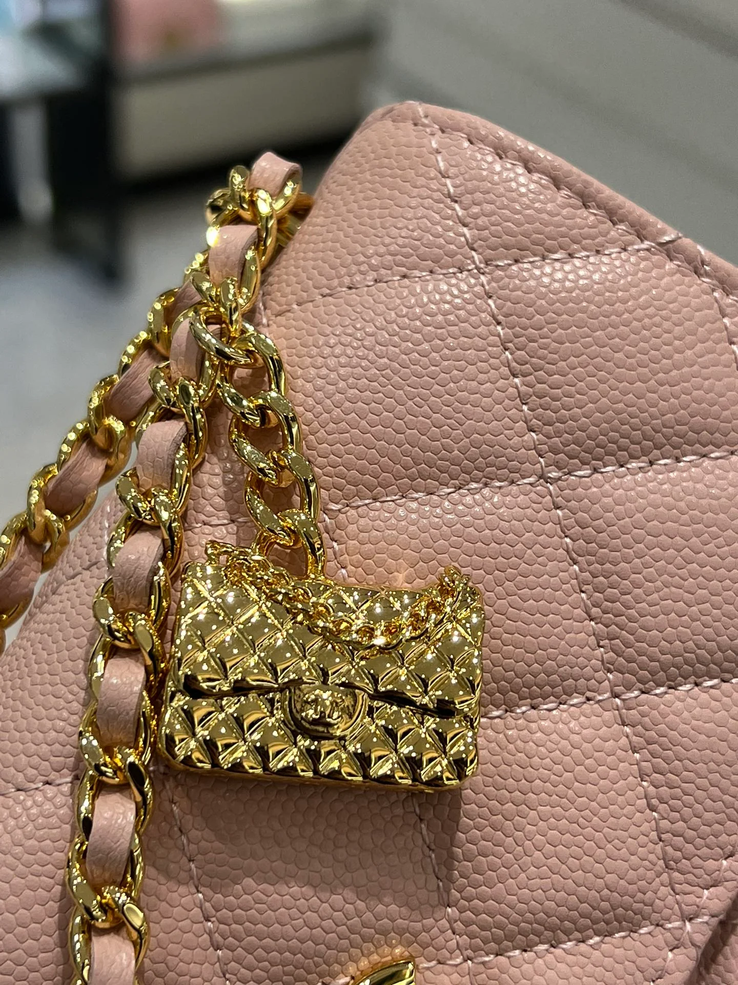 Коллекция Chanel Весна/Лето 2023 - Подвесной телефон-гармошка - WOC - Кожа с зернистой текстурой 