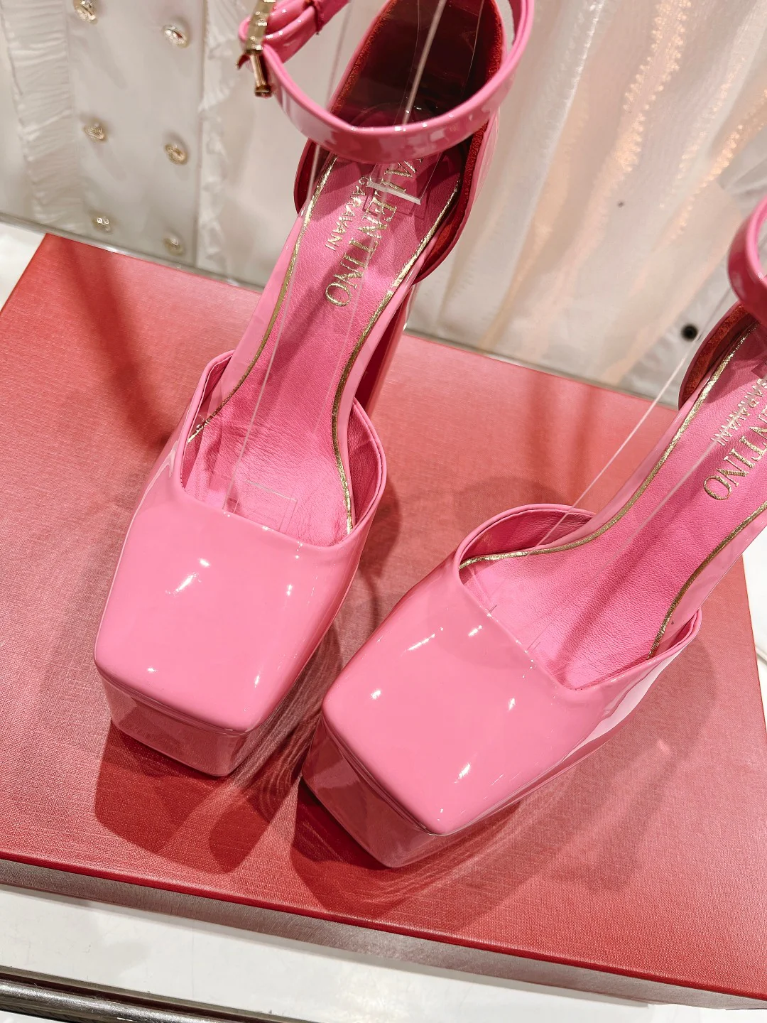 Новинка лета 2023 от Valentino - Сандалии на платформе - Платформа 9 см - Розовые