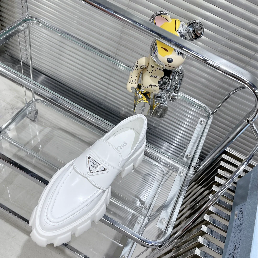 Акробатические трюки на платформе Prada с острым носком