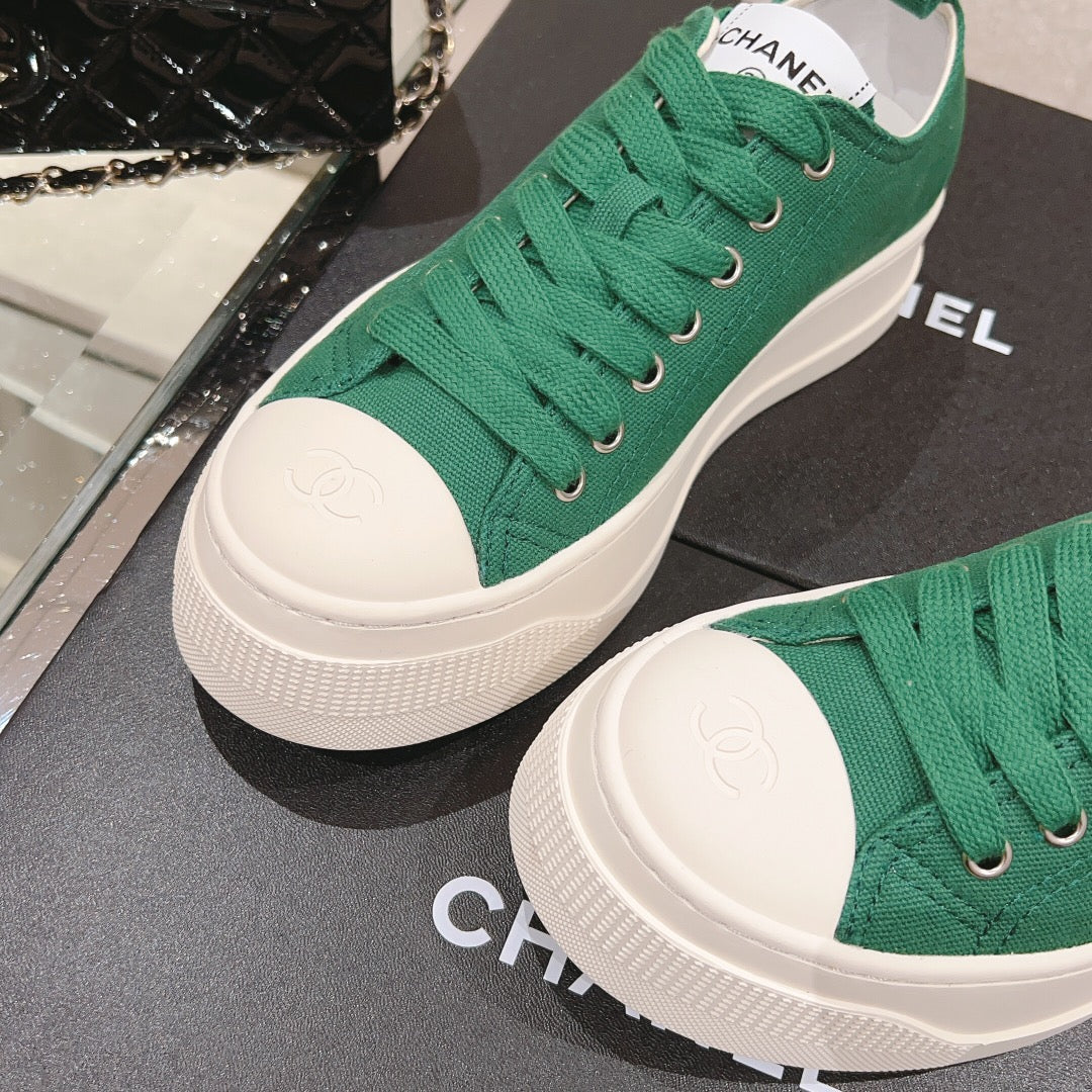 Новинка сезона ?Ранняя осень 2023? от Chanel — простые парусиновые туфли на платформе — зеленые.