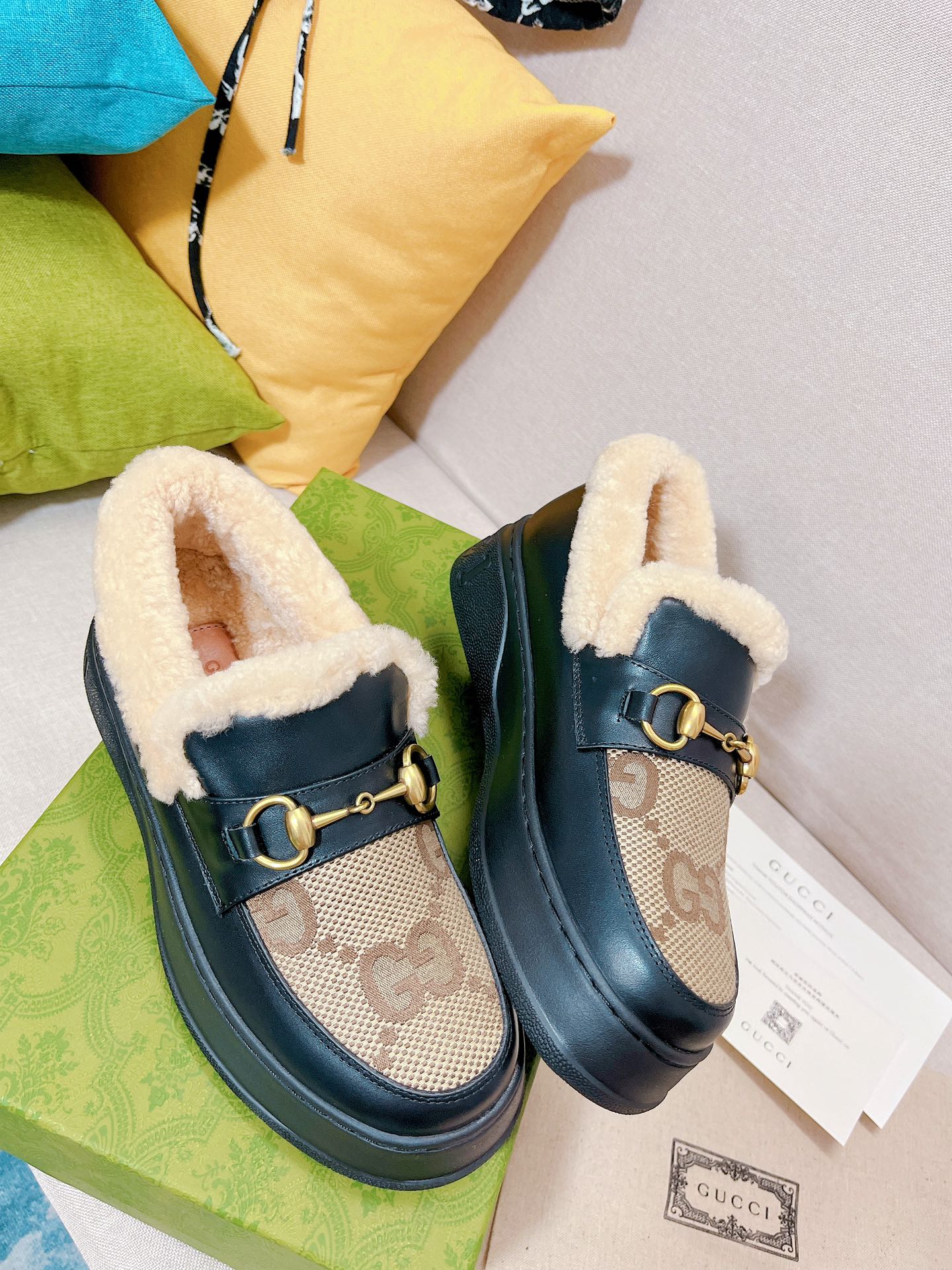 Классические лоферы Gucci с монограммой и пряжкой 