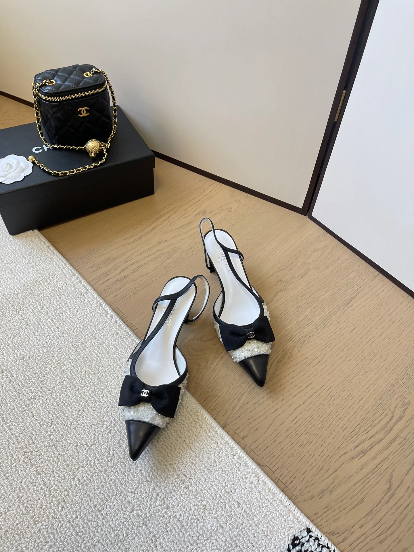 Туфли на высоком каблуке Chanel 2024 с острым носком и лентой - черные