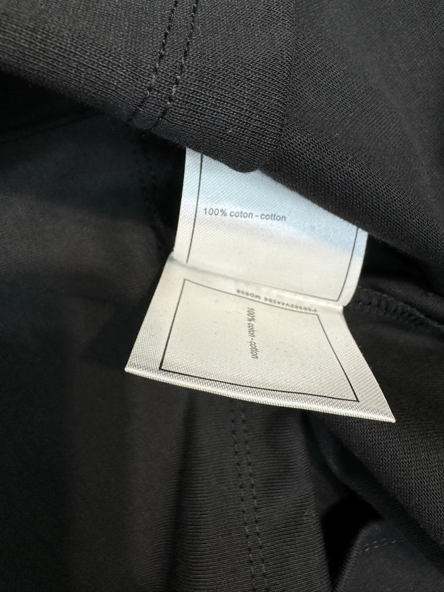 Футболка Chanel 2403 с вышитым четырехлистным клевером и круглым вырезом, с короткими рукавами - черная.