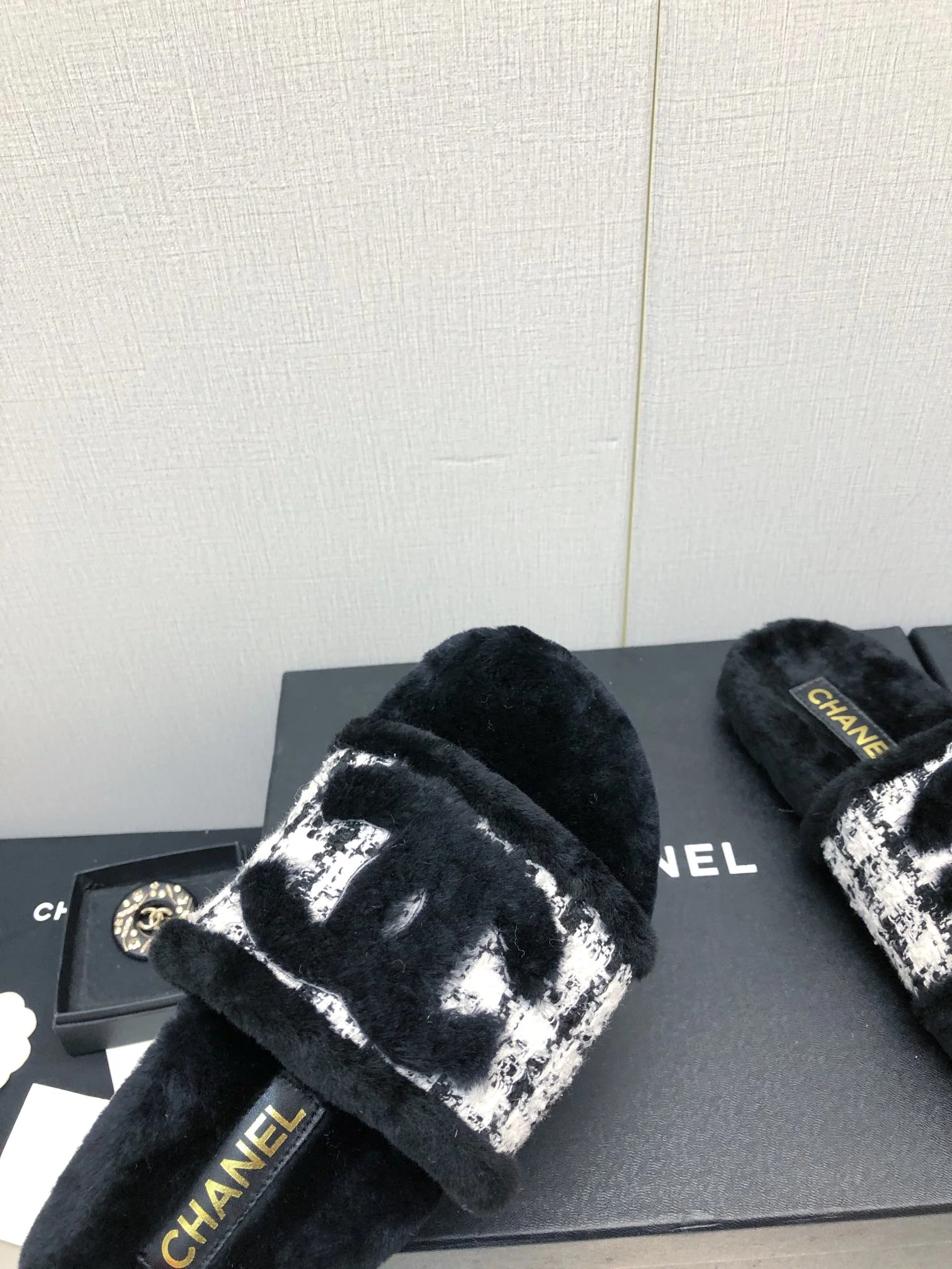 Новинка сезона осень/зима 2023 от Chanel - шерстяные клетчатые тапочки - белые.