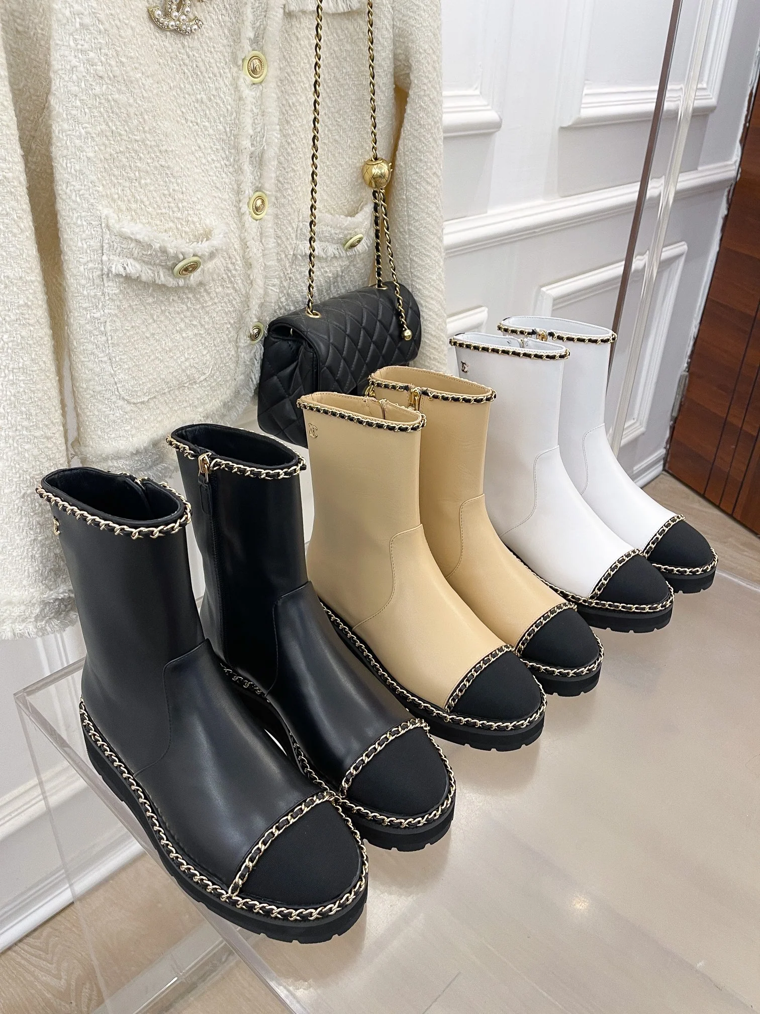 Весенняя коллекция Chanel 2022 — Ботильоны с цепочкой по краю — Черные