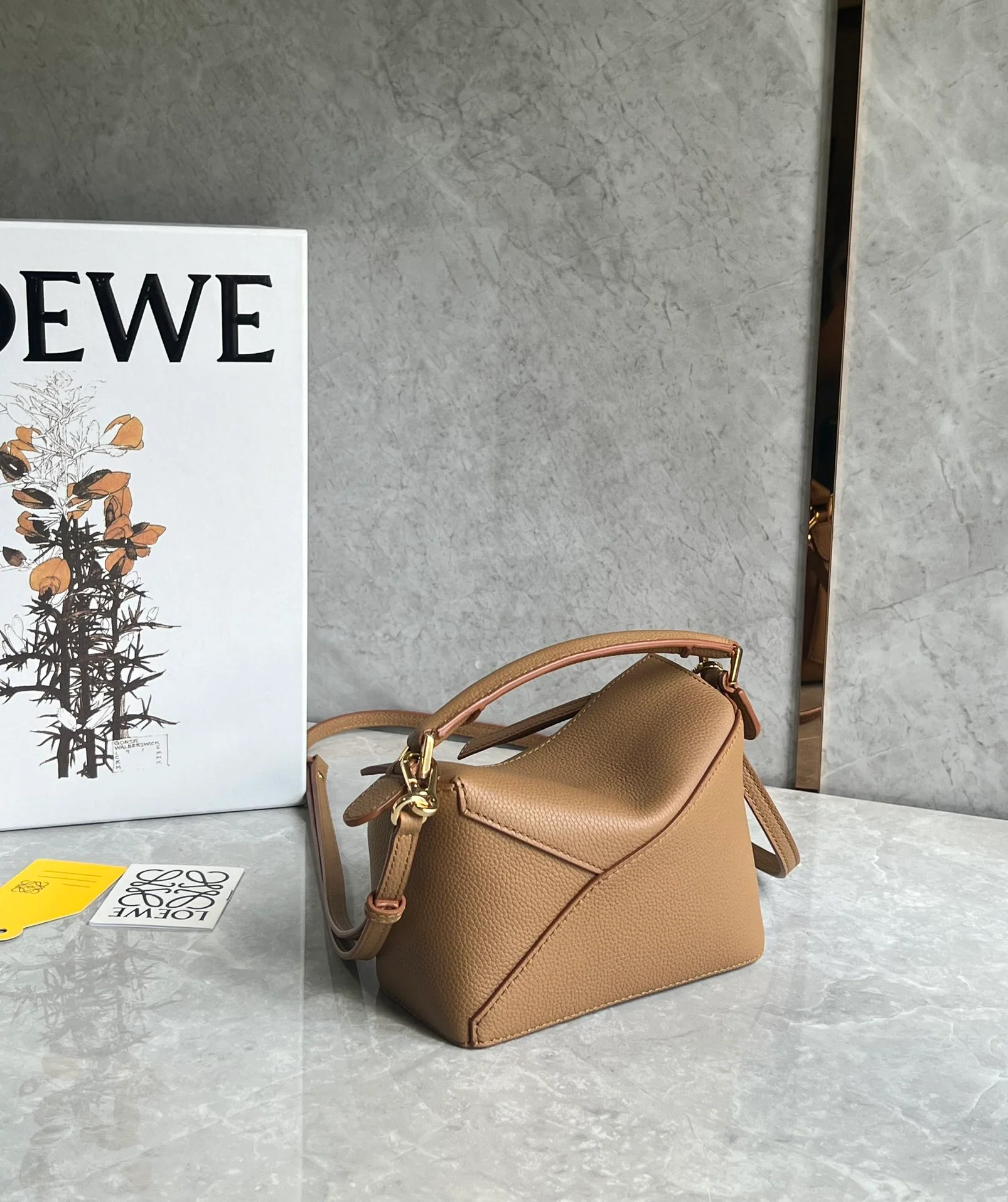 Миниатюрная кожаная сумка Loewe Puzzle Mini