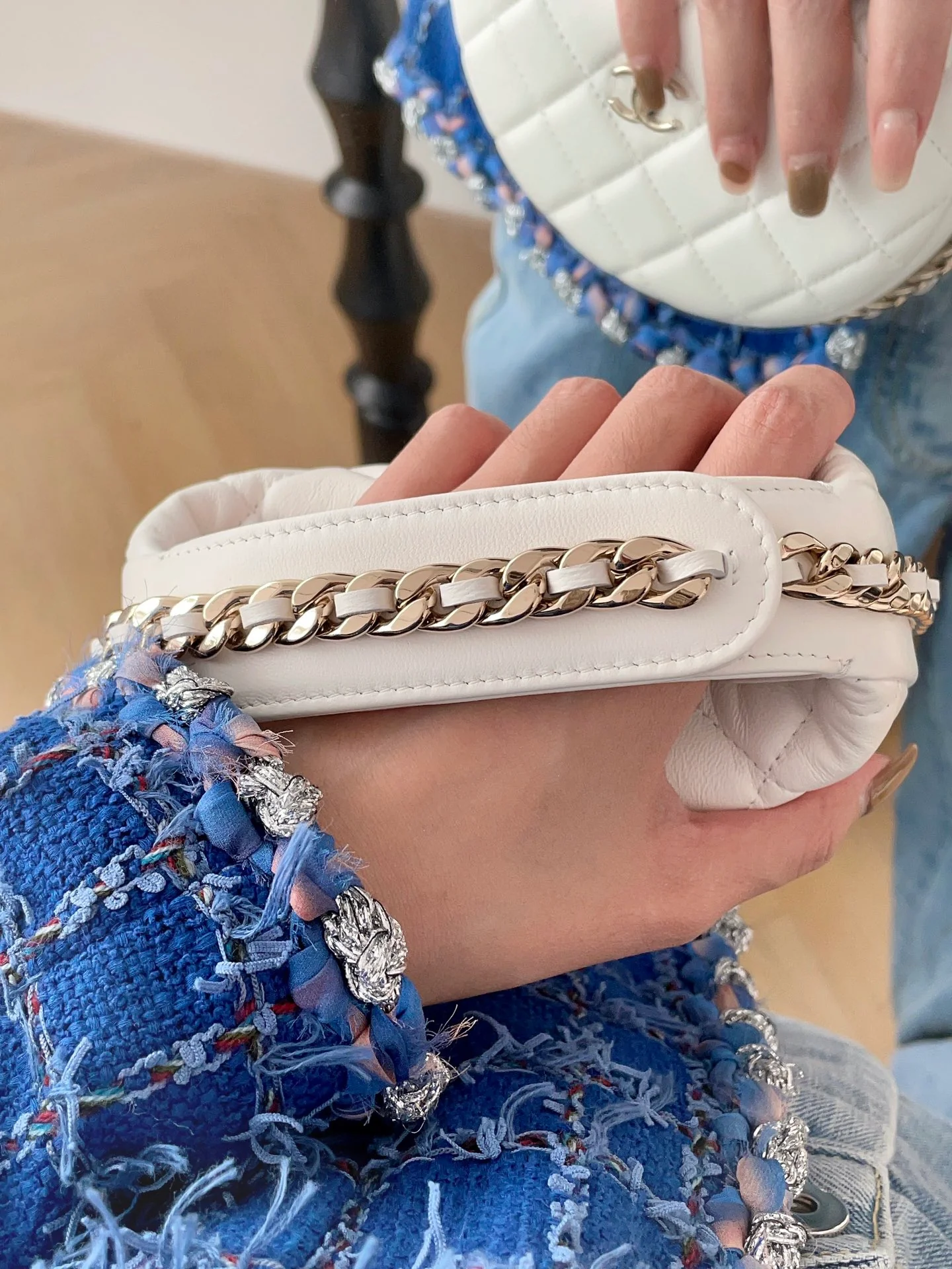 Коллекция Chanel ?Ранняя весна 2023? — клатч ?Хула-хуп? — белый — фото в одежде.