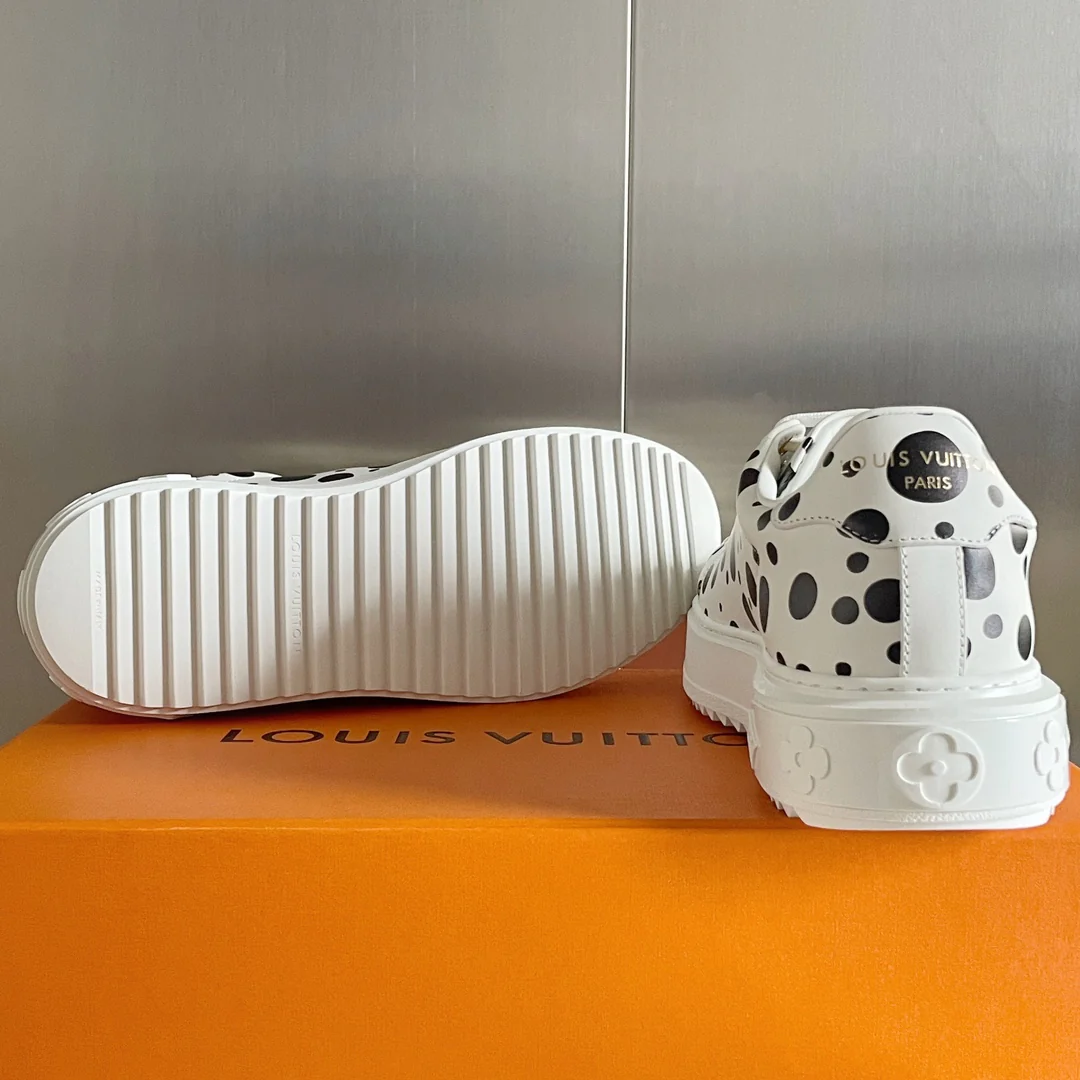 Кроссовки LV из новой серии Time Out 2023 года, белые, на платформе, в горошек.