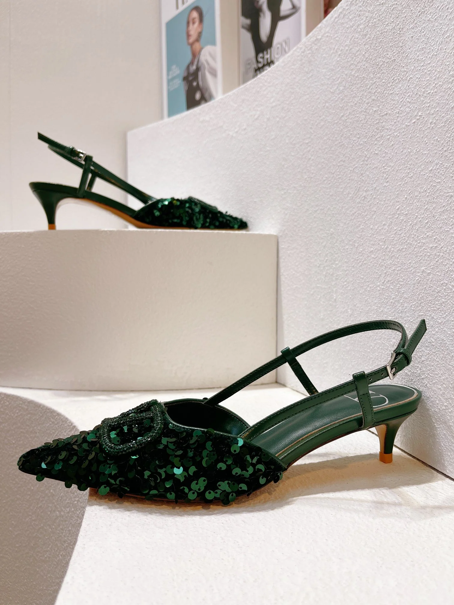 Новинка с официального сайта Valentino 2023 — Глянцевые босоножки на низком каблуке с острым носком — 4 см — Зеленые