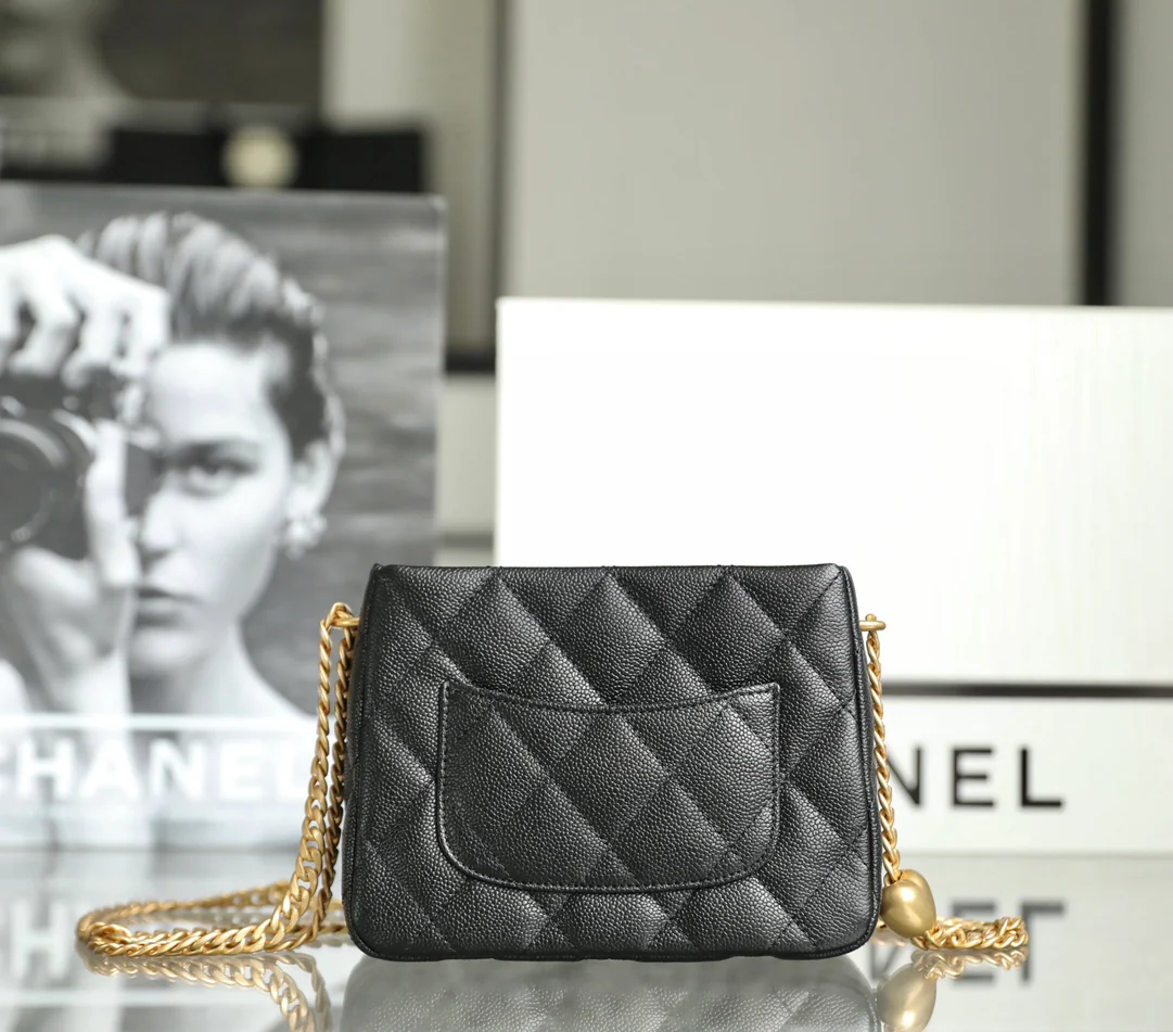 Новинка сезона весна/лето 2023 от Chanel - сумка-хобо в форме сердца, маленькая, черная.