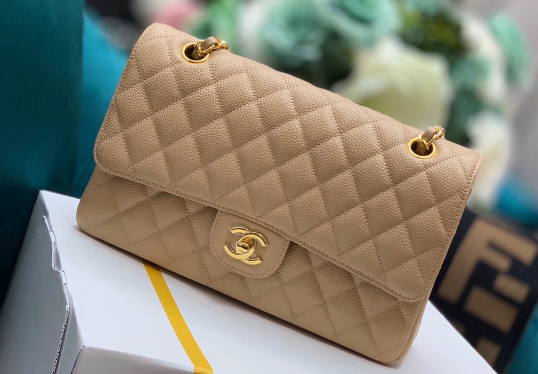 Chanel - Сумка из телячьей кожи с мелким шариковым узором - Цвет 