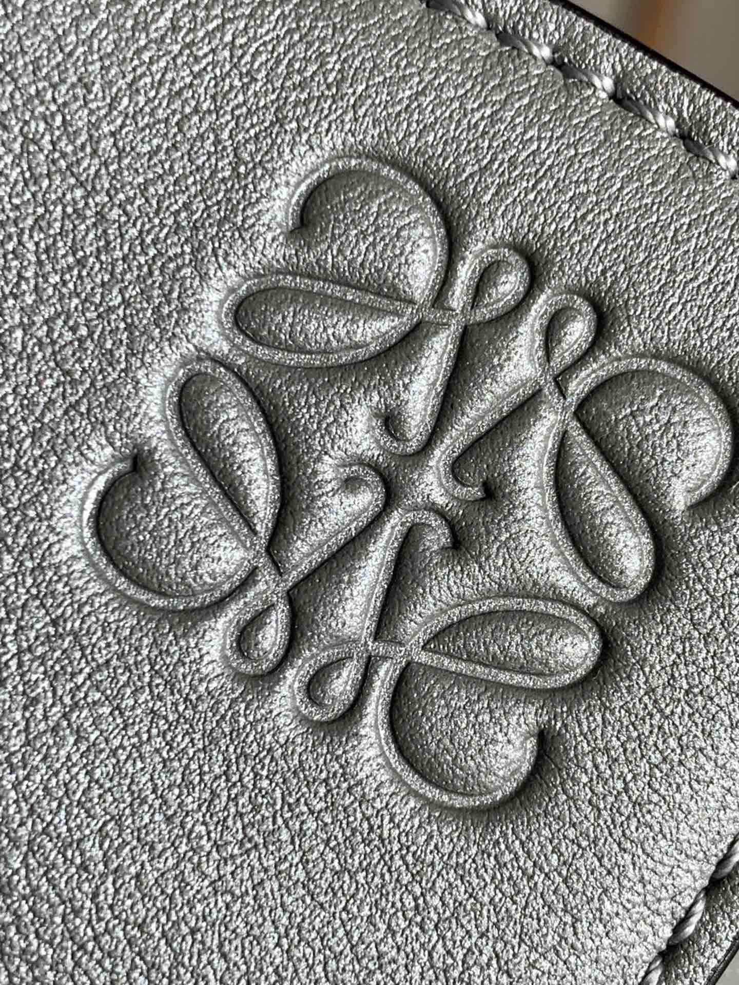 Сумка-головоломка Loewe из телячьей кожи