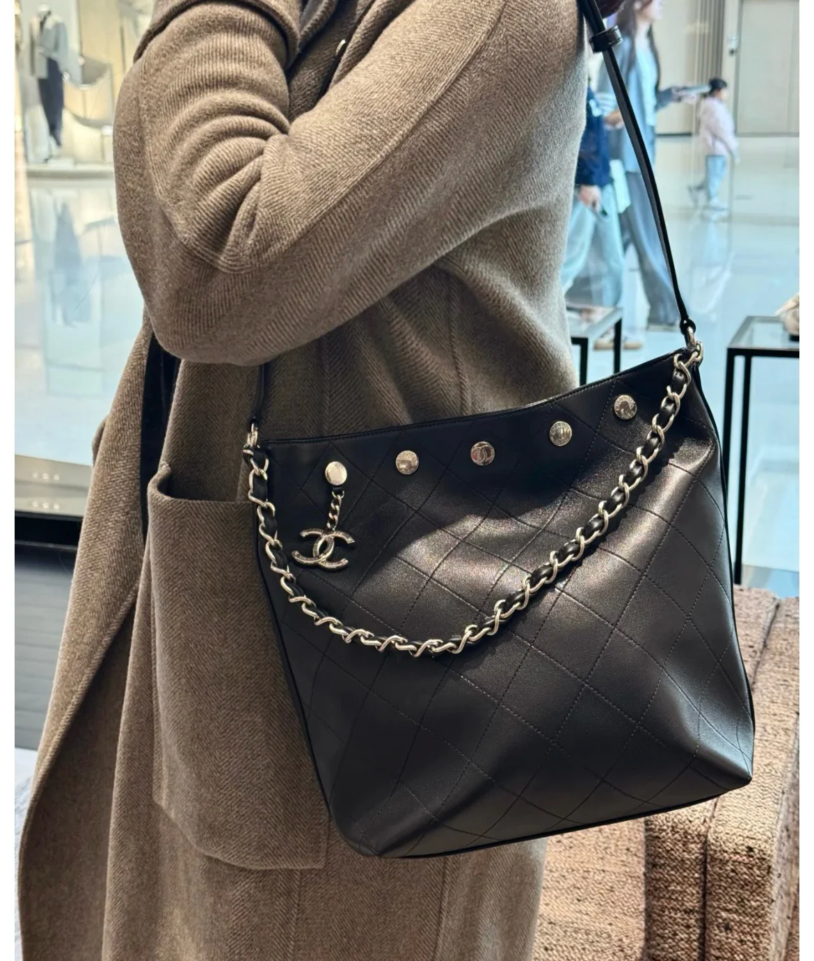 Сумка Chanel в стиле хиппи с золотой монетой 25 пенсов — черно-серебряная.