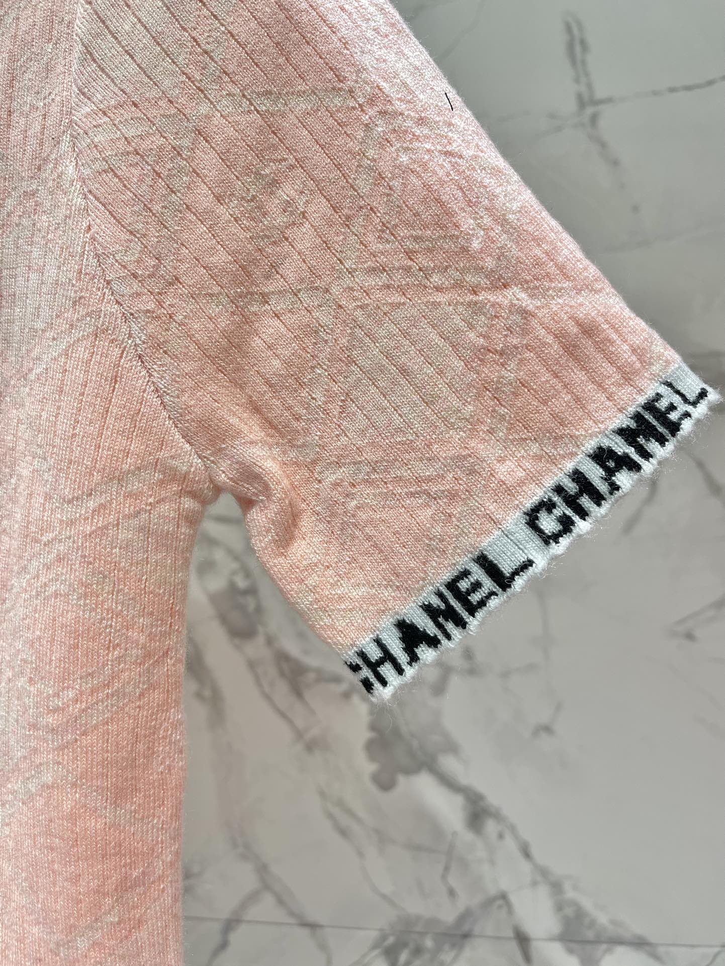 Новый клетчатый трикотажный топ Chanel 2403-24 с короткими рукавами - оранжево-розовый