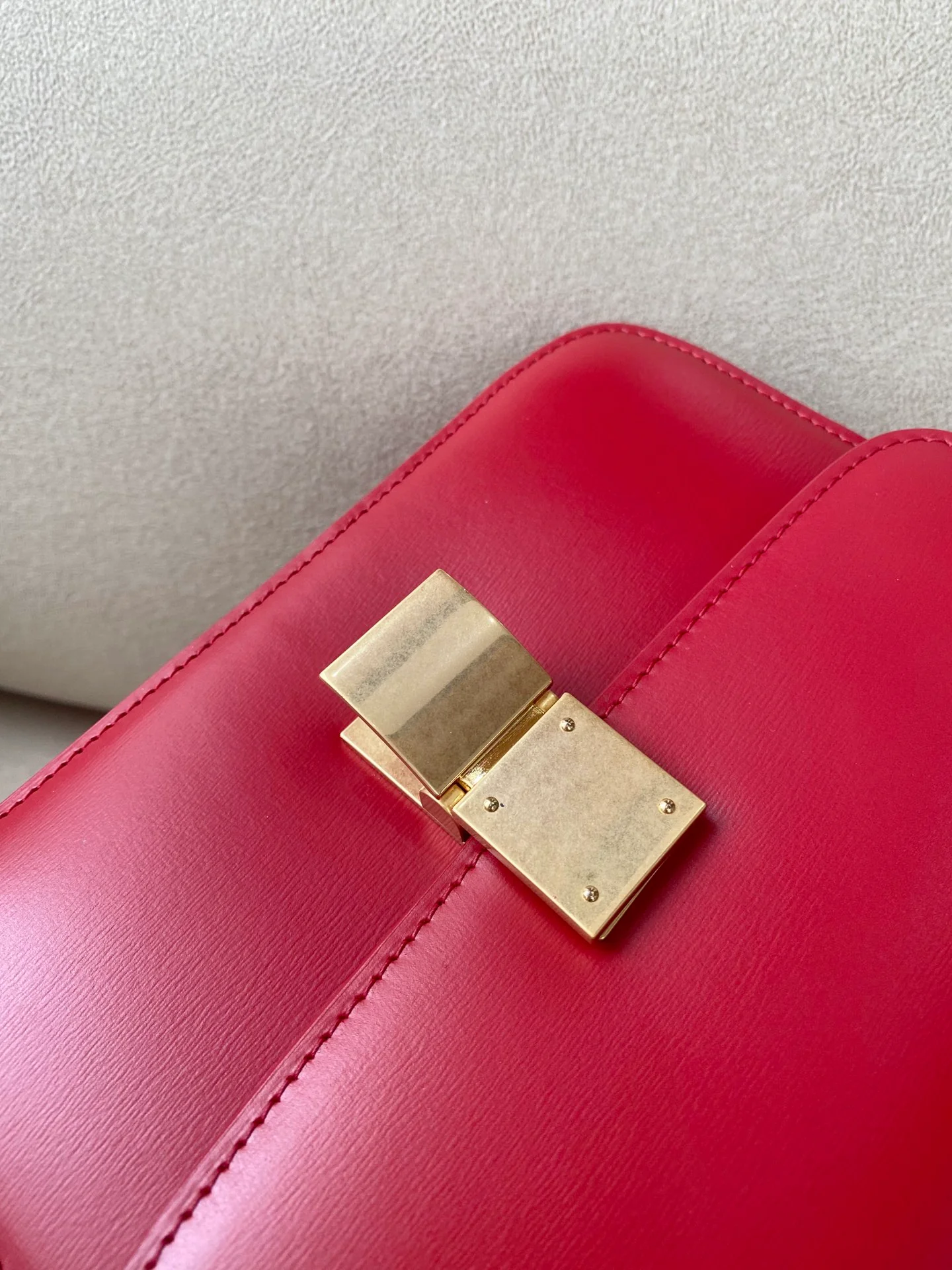 Сумка Celine Box-Tteen из полированной телячьей кожи - красная.