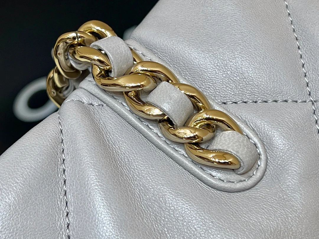 Новинка сезона осень/зима 2022 от Chanel - сумка-шоппер из 19 предметов.