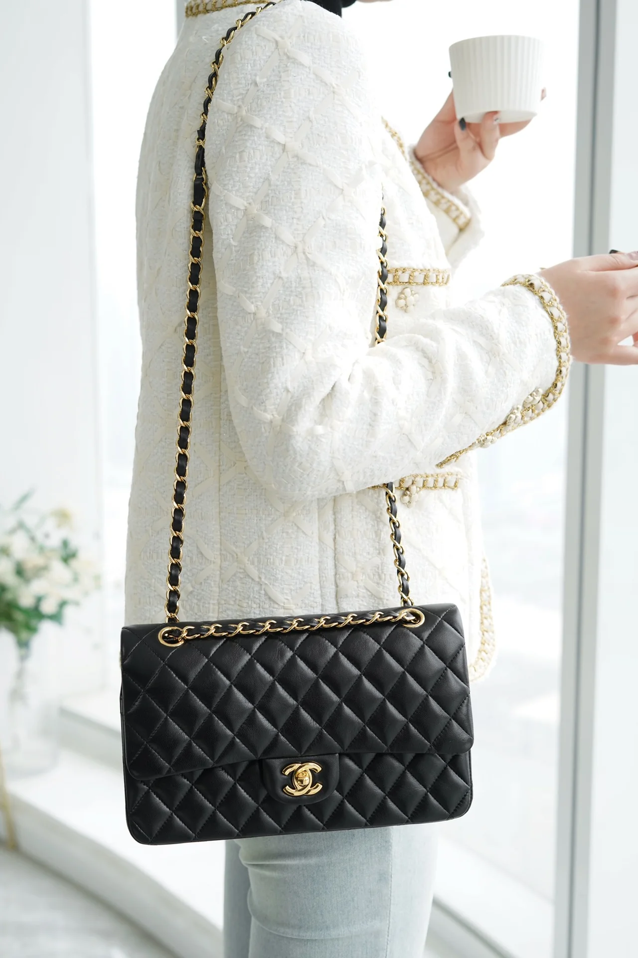 Сумка Chanel CF Medium - 25 см - из черной овечьей кожи с золотой пряжкой - CF25