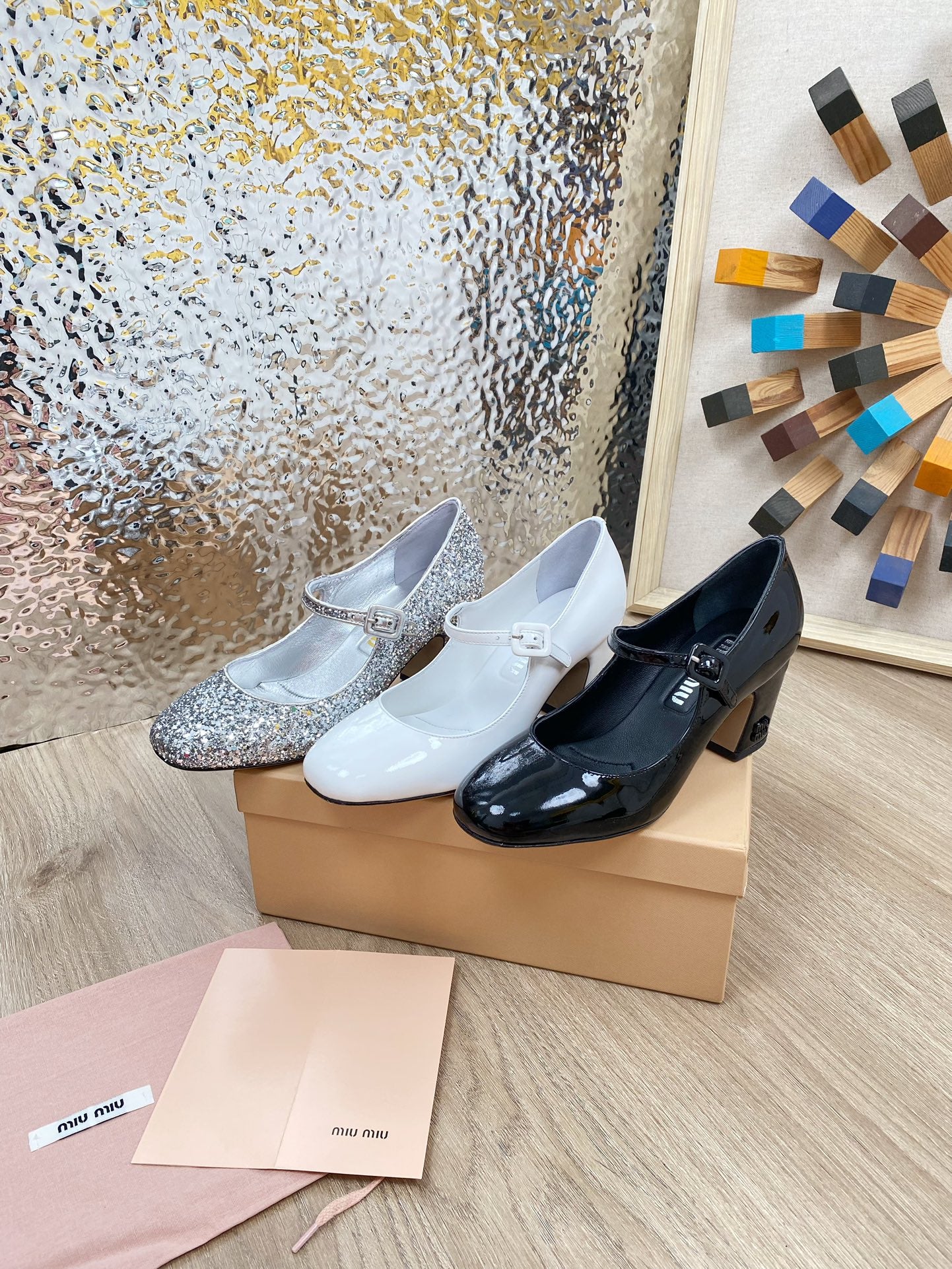 Новинка весны 2023 года от Miu Miu - Туфли на массивном каблуке Greta из лакированной кожи - Серебристые