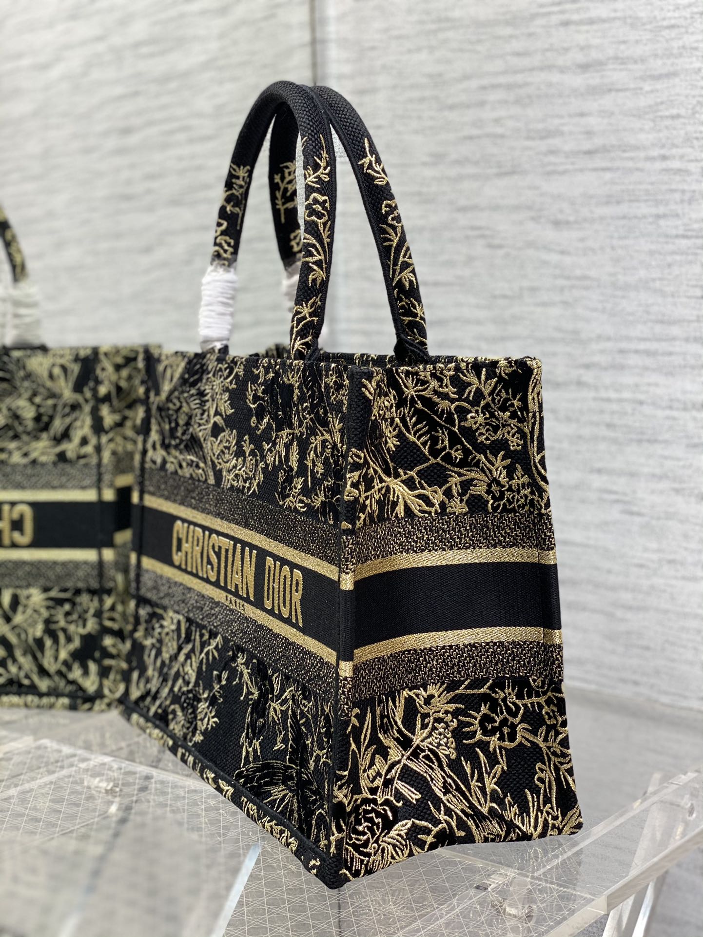 Сумка Dior Booktote с вышивкой — серия ?Золотая нить? — 36x18x28 см