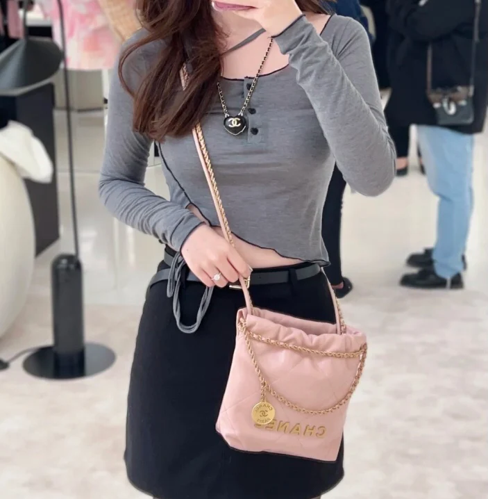 Новинка сезона весна/лето 2023 от Chanel - сумка 22 - мини - розовый - фото в действии.