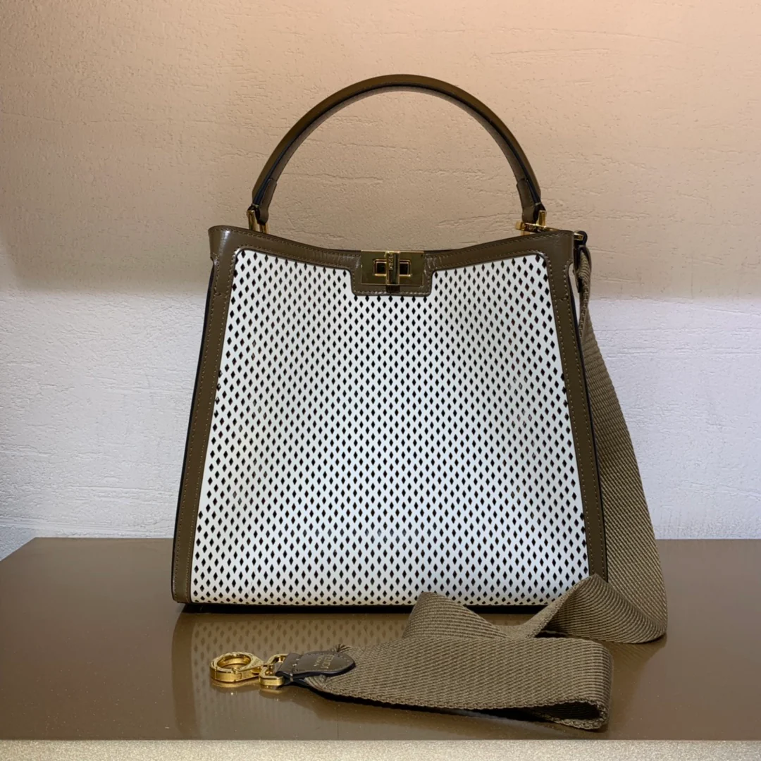 Сумка Fendi Peekaboo Lite Medium из натуральной кожи.