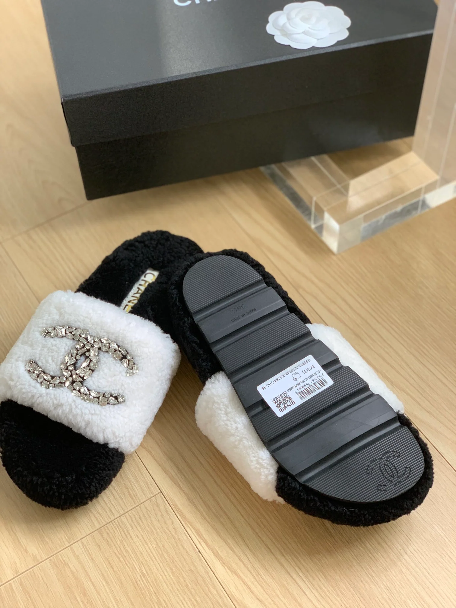 Новинка сезона осень/зима 2023 от Chanel - Тапочки из овечьей шерсти на резиновой подошве - Черно-белые - 1 шт.