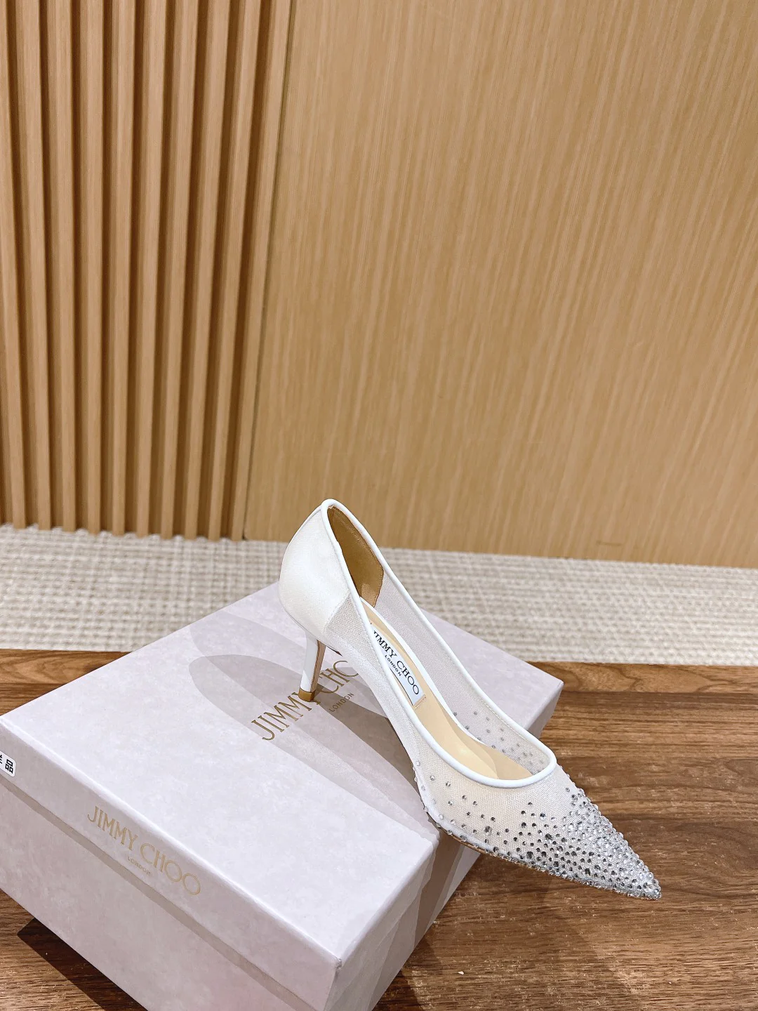 Туфли на высоком каблуке с острым носком и кристаллами Swarovski от Jimmy Swarovski - белые.