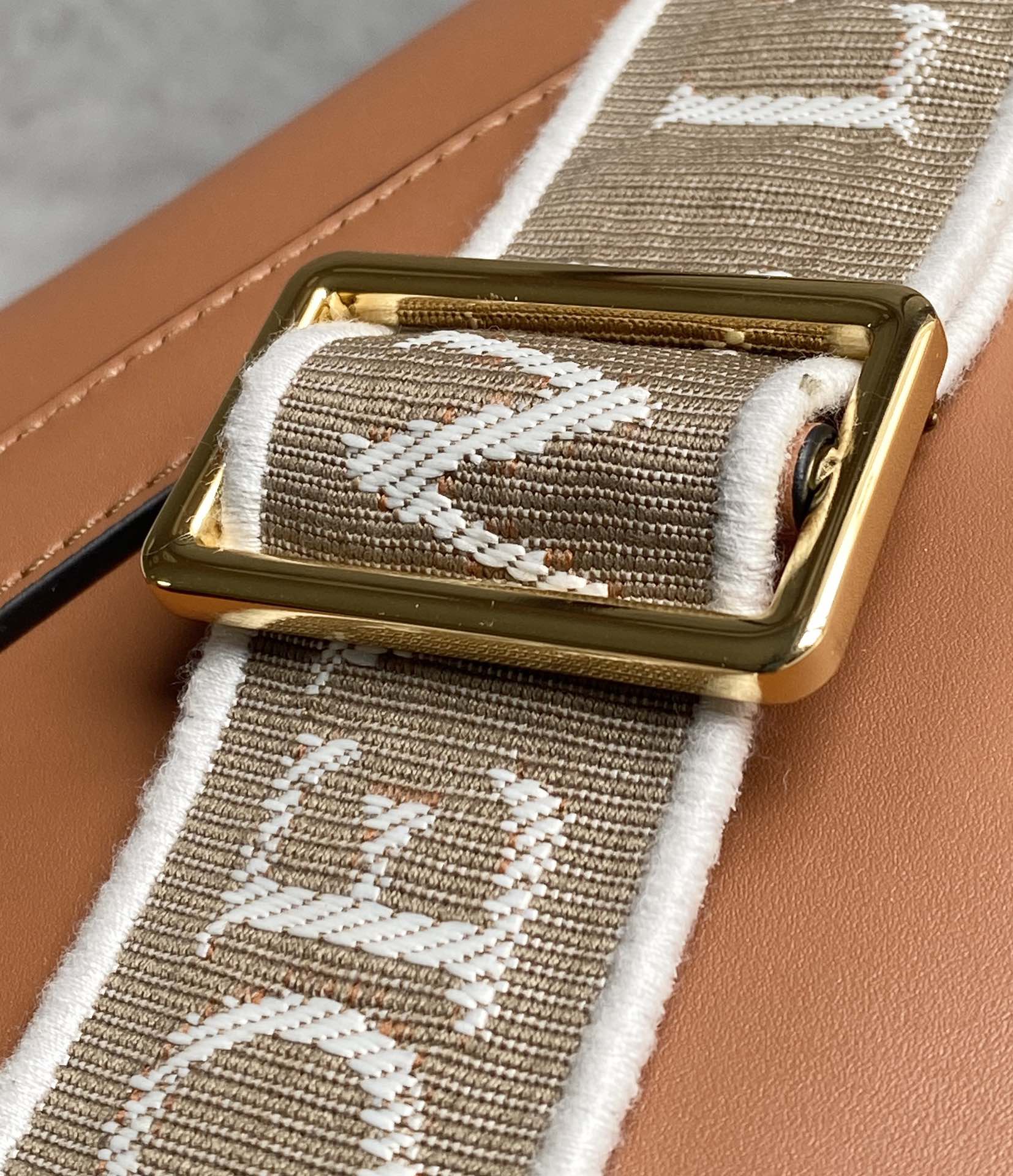 Ремешок для плеча Loewe Gate Small 20x19x11,5 см с надписью.