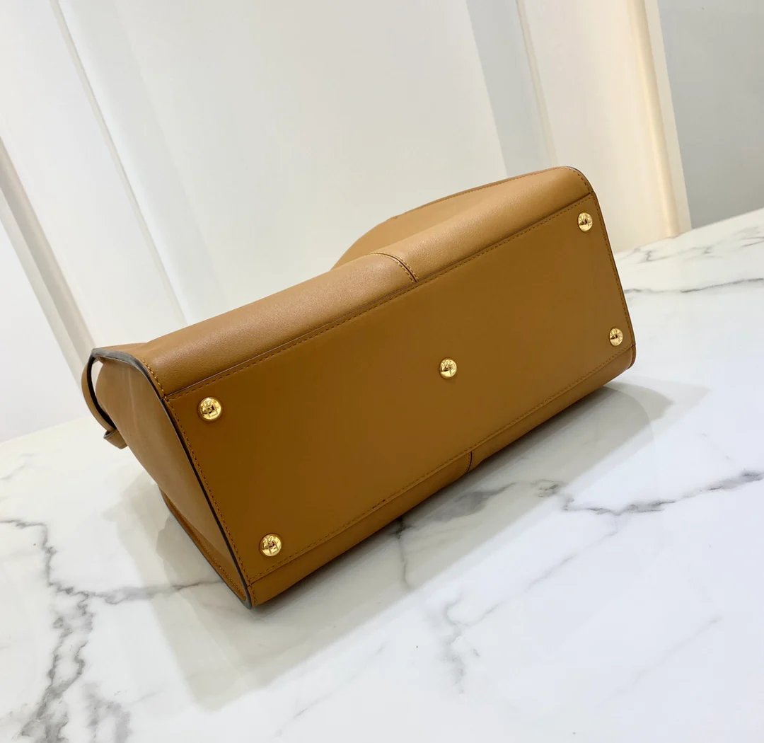 Сумка Fendi Peekaboo Lite Medium из коричневой кожи.