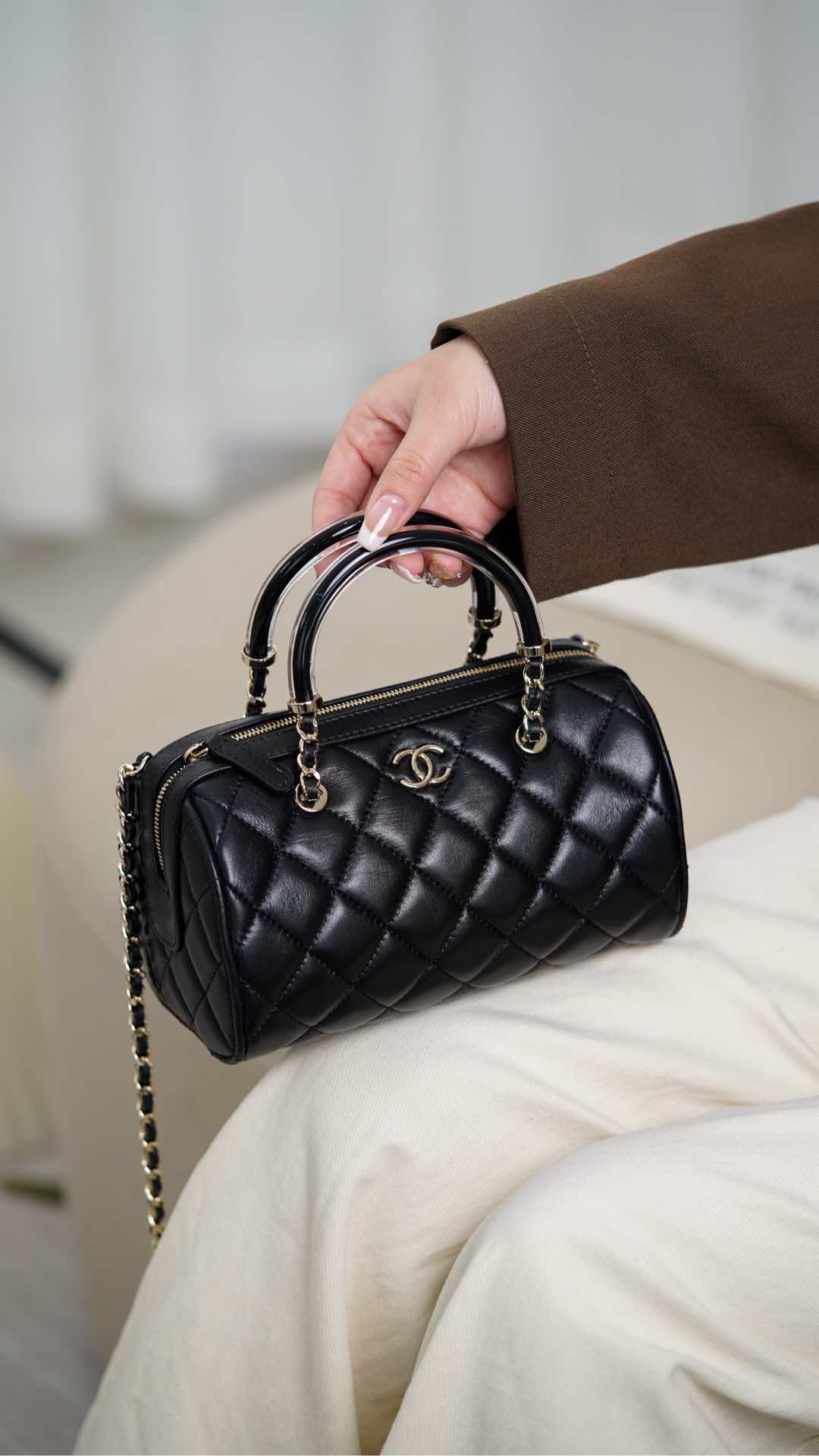 Сумка Chanel 25c Boston Bowling Bag — черно-золотая.