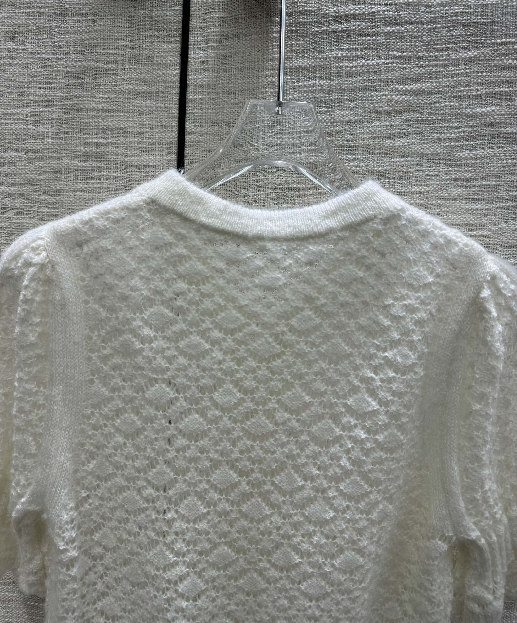 Chanel - 2403-24 Новинка ранней весны: вязаный кардиган с короткими рукавами и ажурным узором 