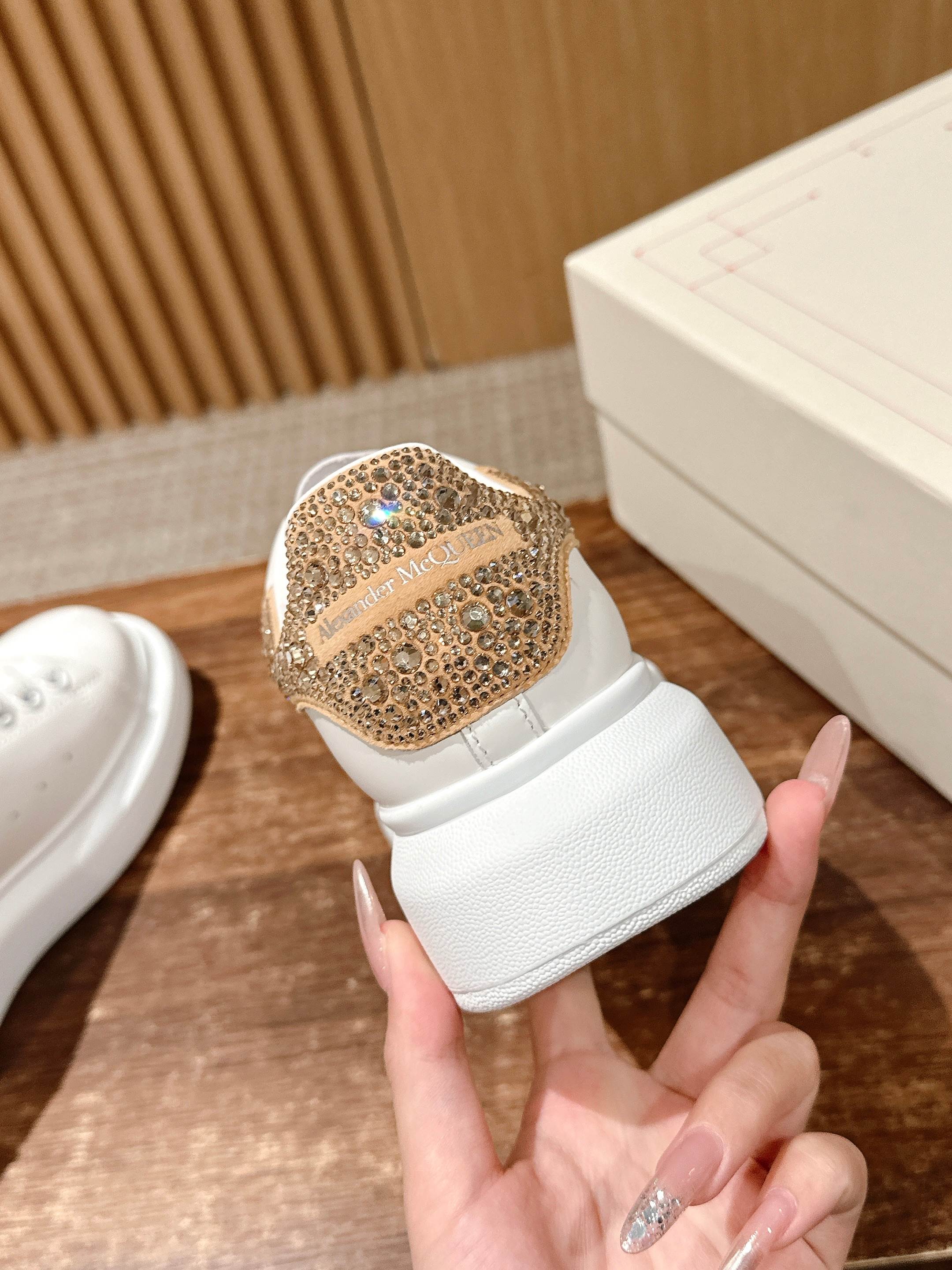 Белые кроссовки McQueen - новая расцветка - каблук с бриллиантовой отделкой