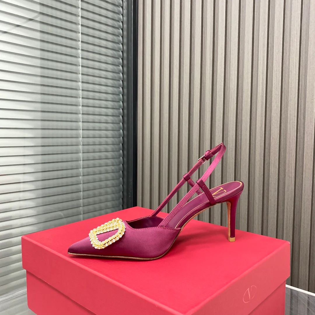 Valentino - Новейшая коллекция бутика - Сандалии и туфли на каблуке с V-образными замшевыми вставками - 1