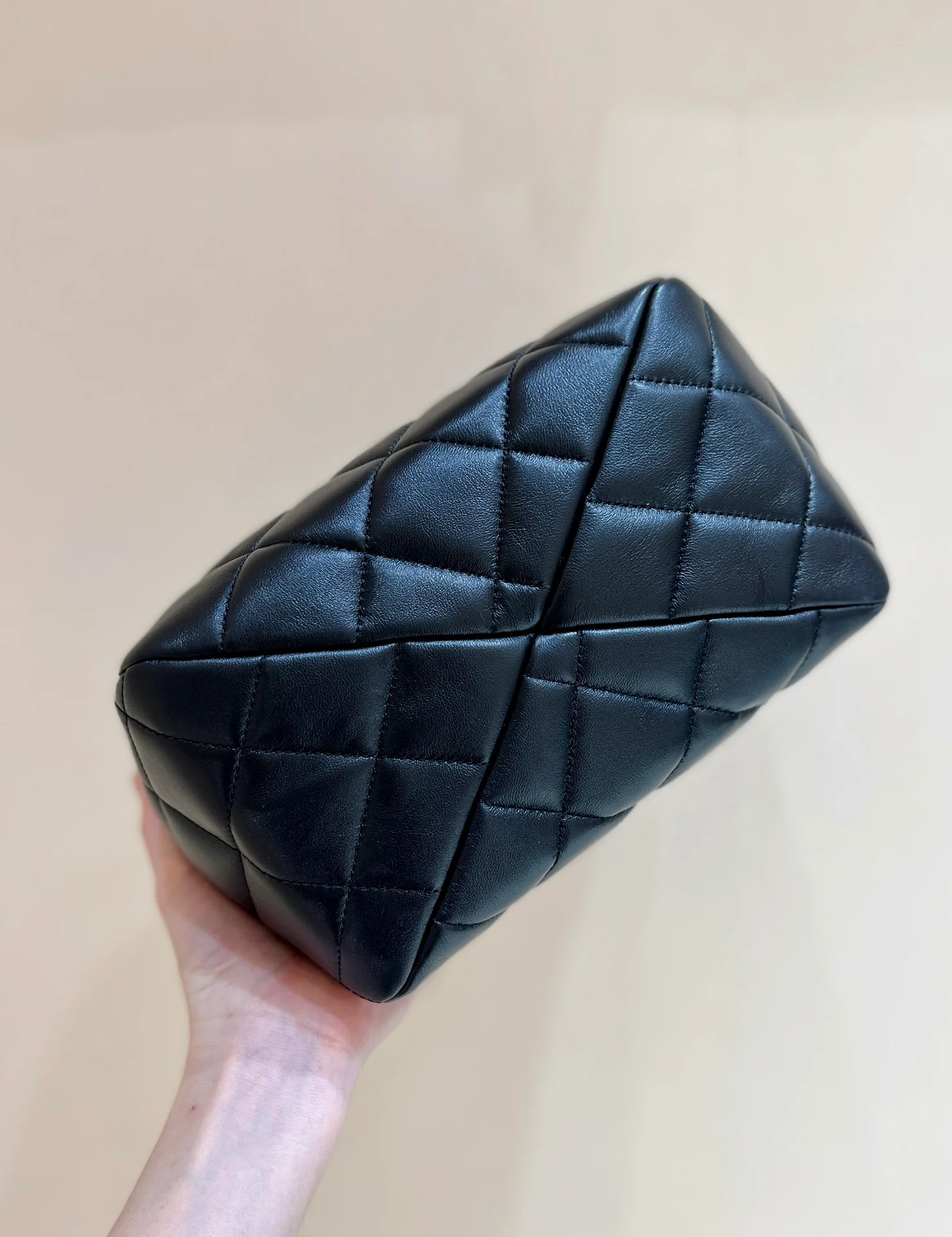 Сумка-тоут Chanel 23B из овечьей кожи, черная.