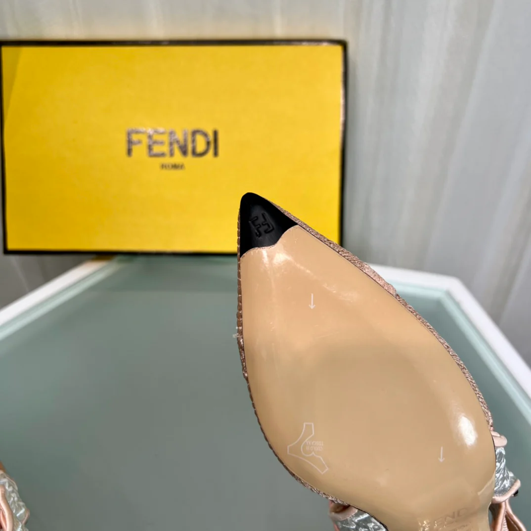 Fendi - Туфли на низком каблуке с ремешками на плечах