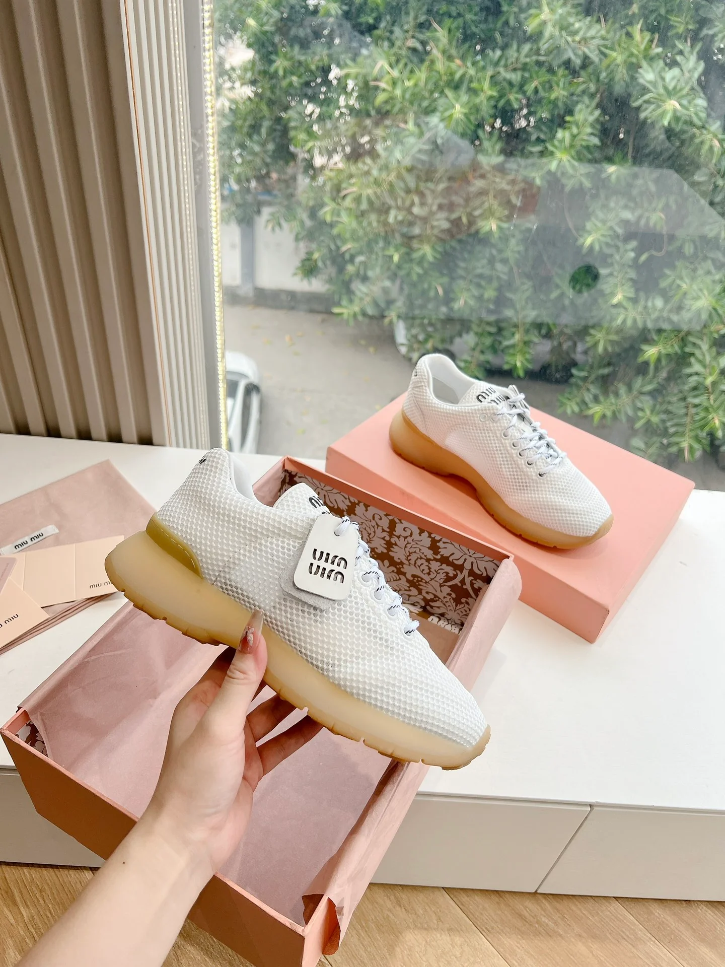 Дышащие повседневные туфли Miu Miu 2024 - белые