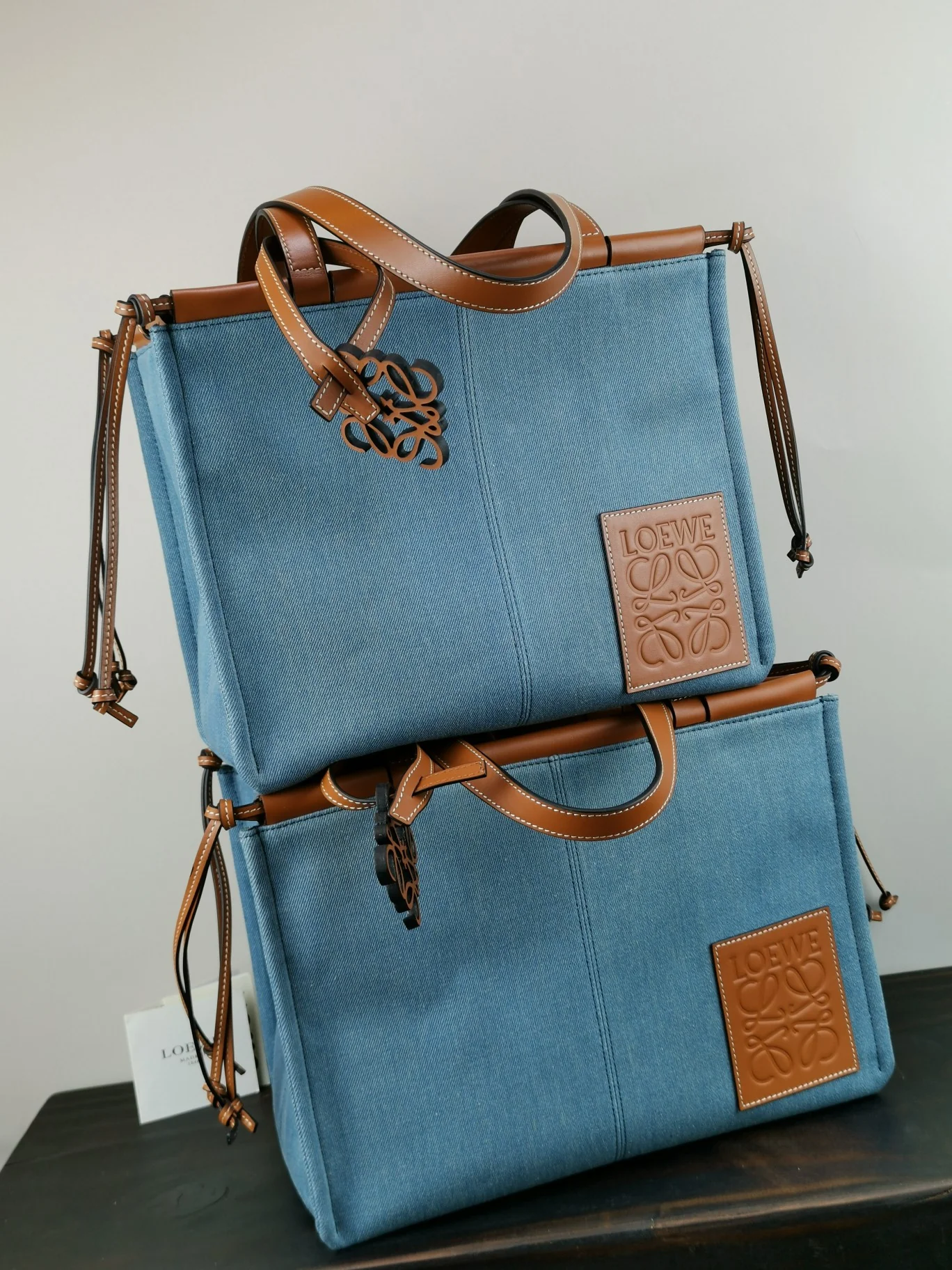 Сумка-тоут Loewe с подушкой, телячья кожа, джинсовая ткань