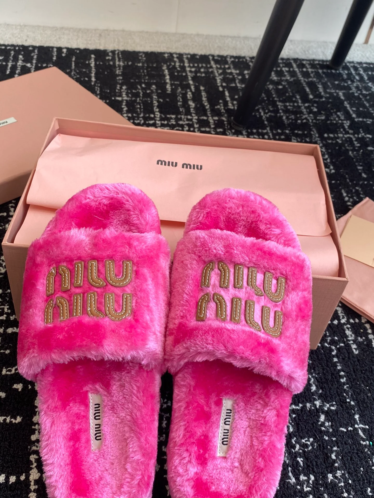 Шерстяные тапочки Miu Miu 2024 - розовые