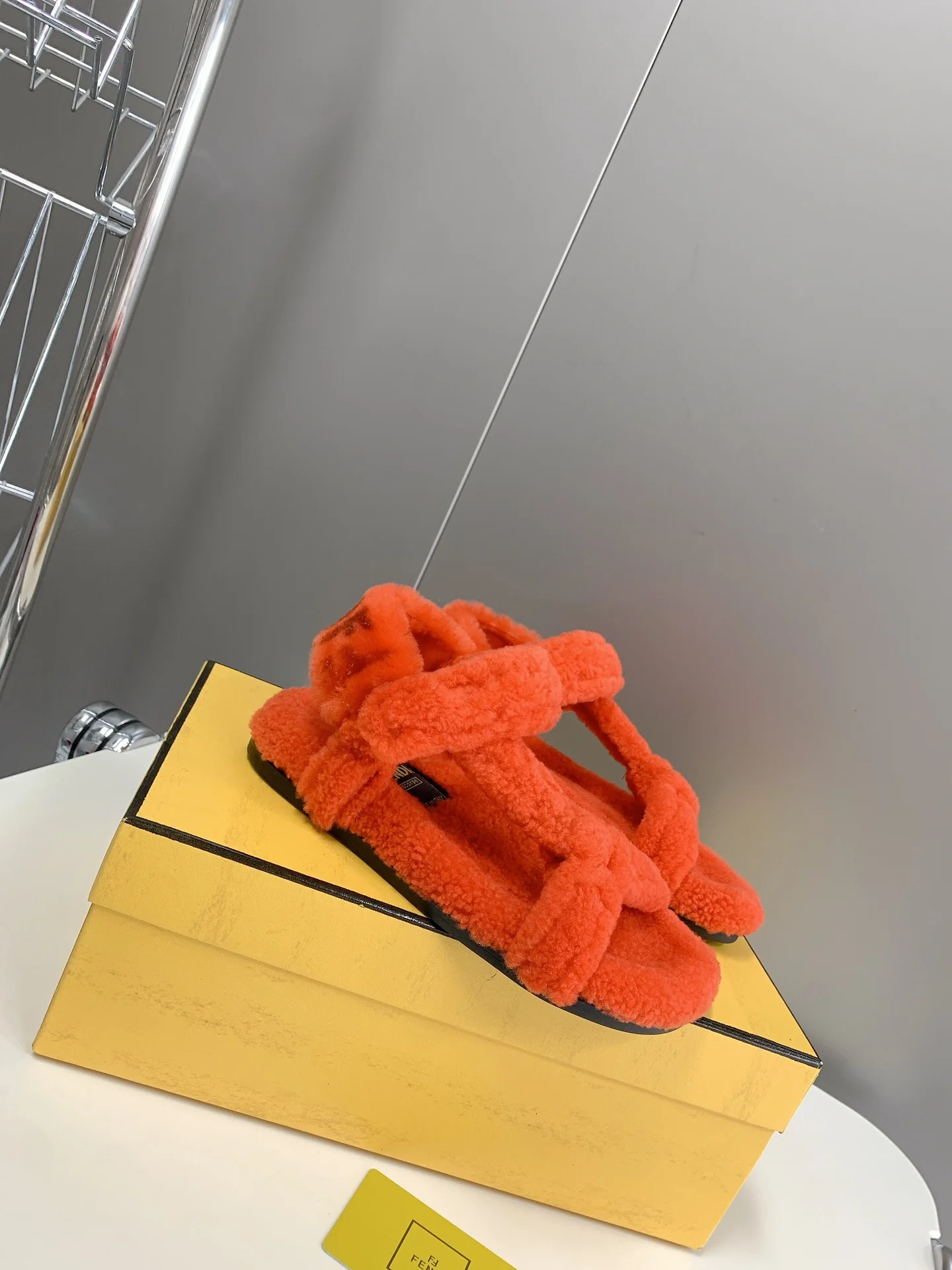 Новинка сезона осень/зима 2022 от Fendi — коллаборация с Кардашьян — пушистые сандалии