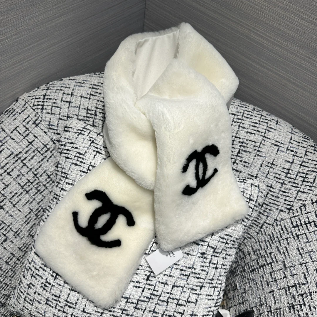 Новый шарф Chanel Double C из коллекции осень/зима 2023 — белый.