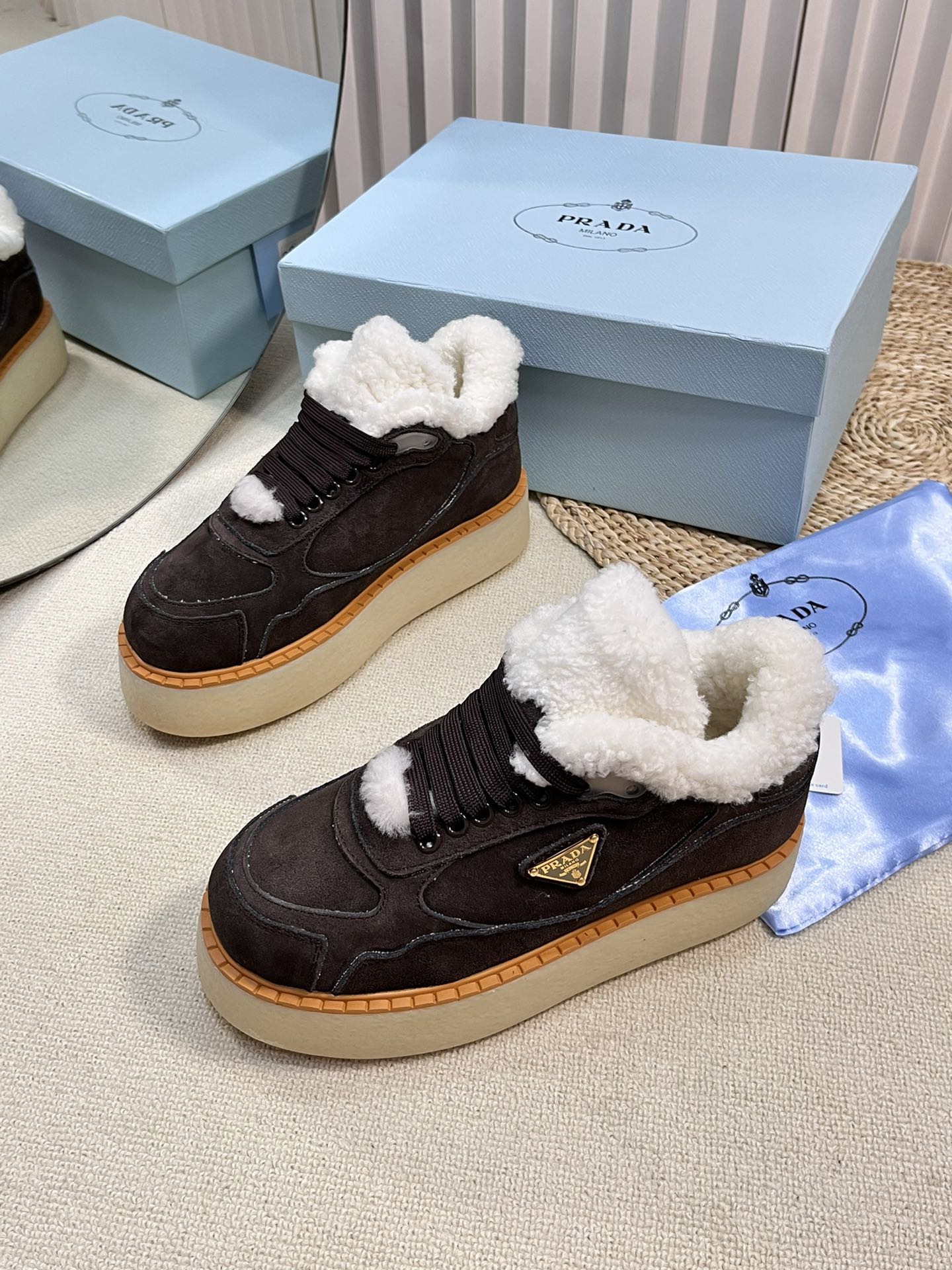 Повседневные шерстяные туфли Prada 2024 — темно-коричневые