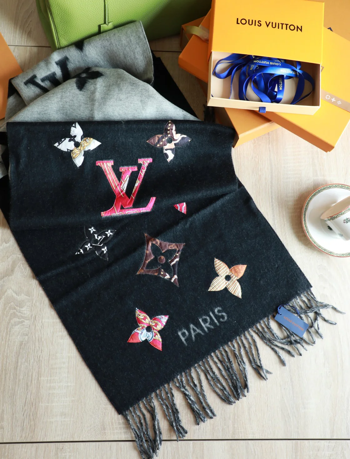 LV-48-190 см - Премиальный классический шелковый шарф с аппликацией