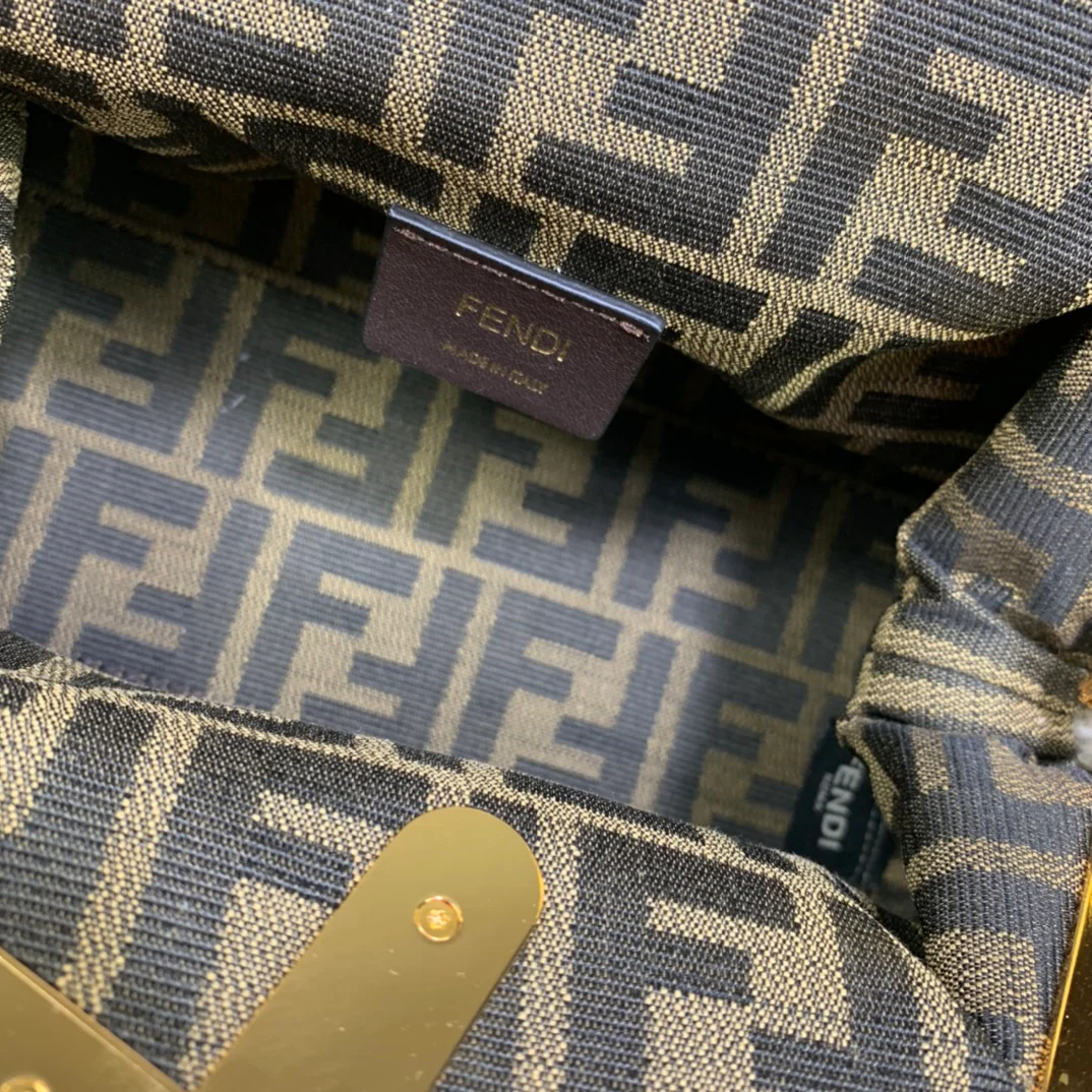 Маленькая белая шерстяная сумочка Fendi-first