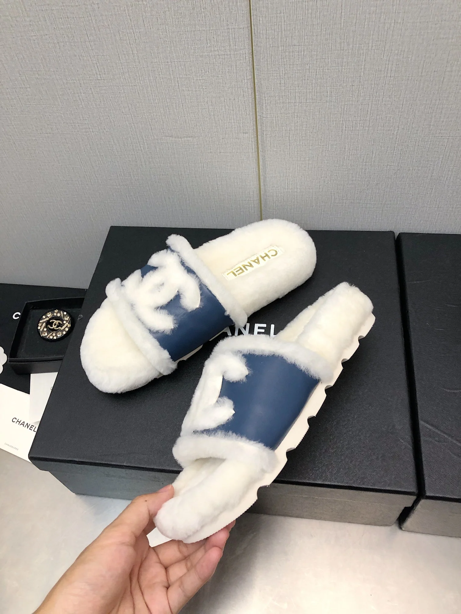 Новинка сезона осень/зима 2023 от Chanel - шерстяные тапочки в клетку - кожаные, синие.