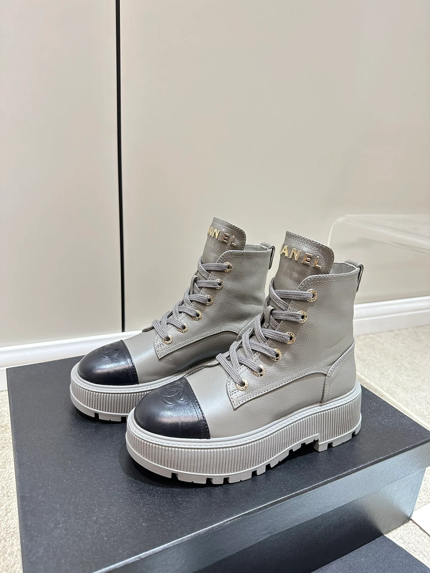 Новинка сезона весна/лето 2023 от Chanel - Мотоциклетные ботинки из зернистой телячьей кожи с эффектом личи - Серые